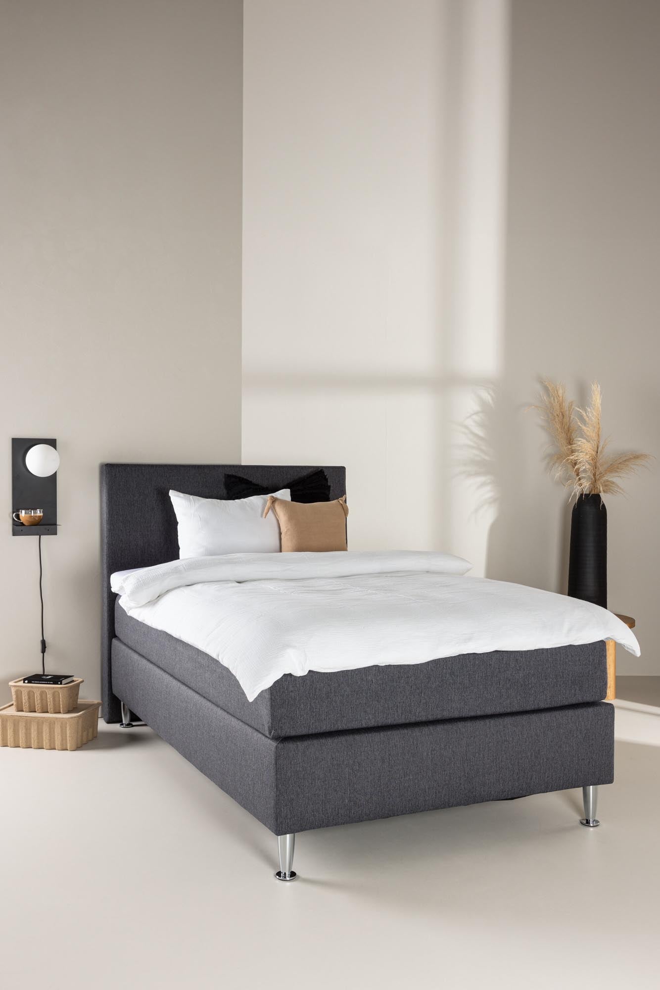 Stilvolles Bett Toledo von Venture Home in hochwertiger Verarbeitung. Komfortable Polsterung und großzügige Maße für erholsamen Schlaf.