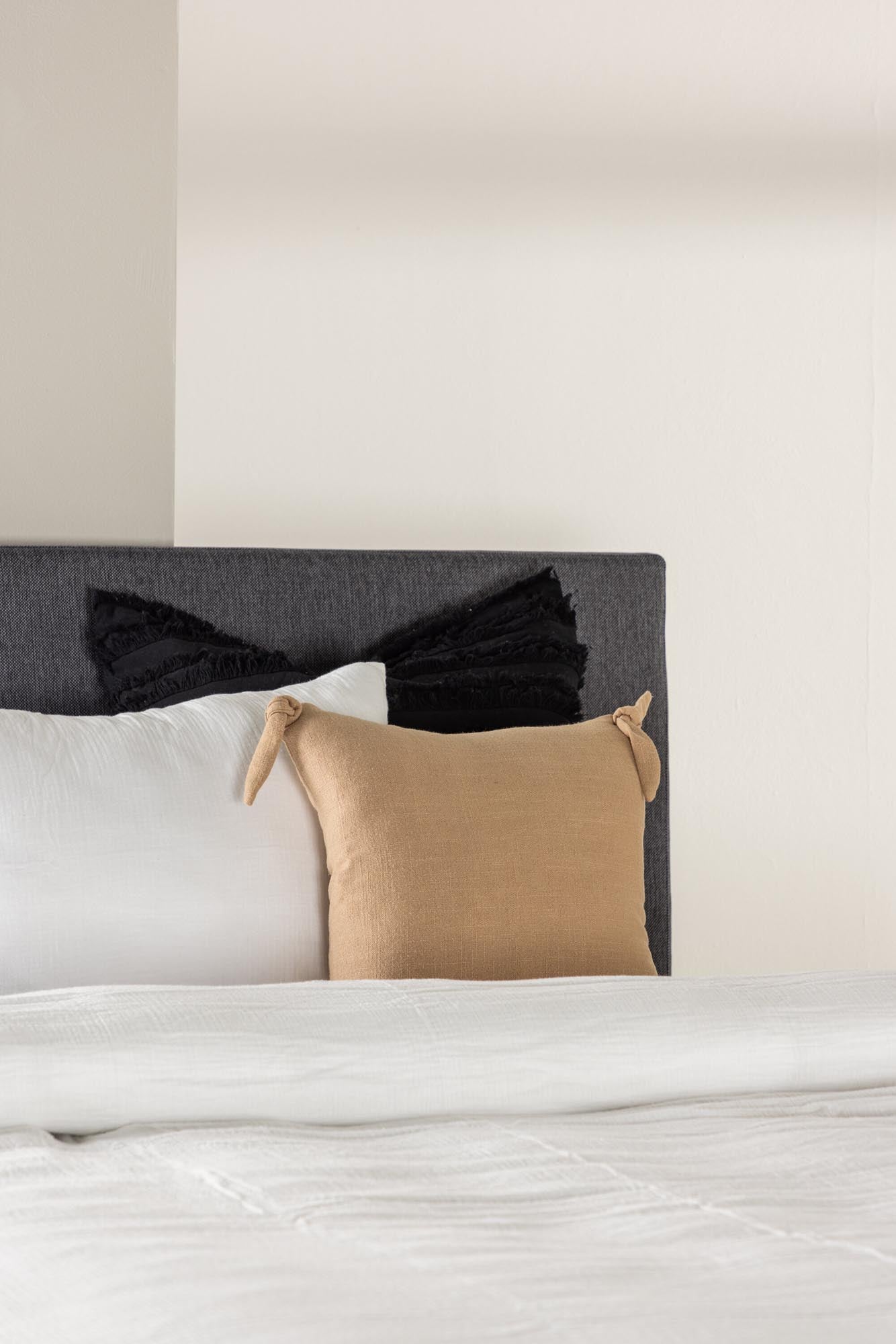 Entdecken Sie das elegante Bett Toledo von Venture Home, das Komfort und Stil vereint. Hochwertige Materialien und großzügige Abmessungen für erholsamen Schlaf.