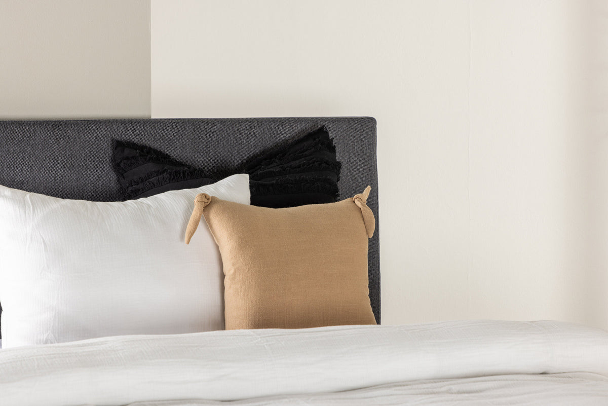 Bett Toledo in Dunkelgrau präsentiert im Onlineshop von KAQTU Design AG. Bett ist von Venture Home