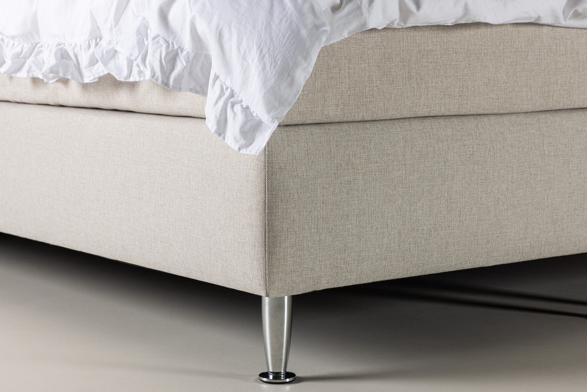 Bett Toledo in Beige präsentiert im Onlineshop von KAQTU Design AG. Bett ist von Venture Home