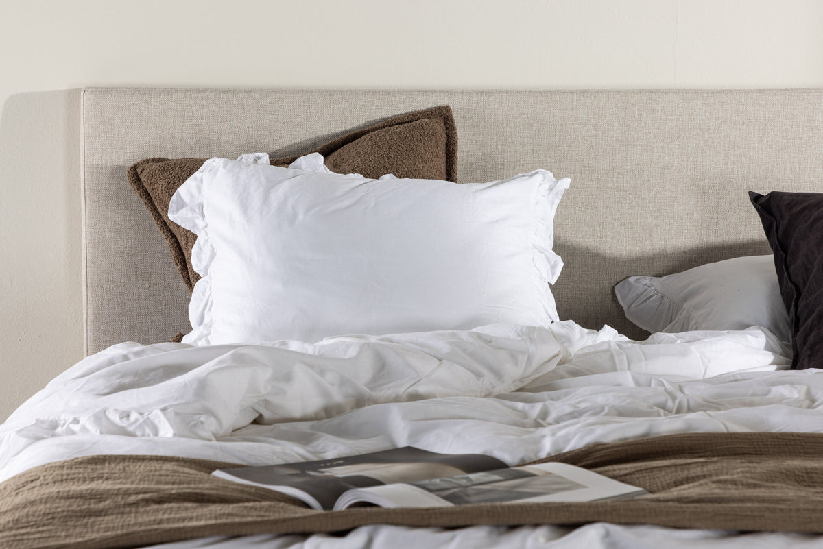 Bett Toledo in Beige präsentiert im Onlineshop von KAQTU Design AG. Bett ist von Venture Home