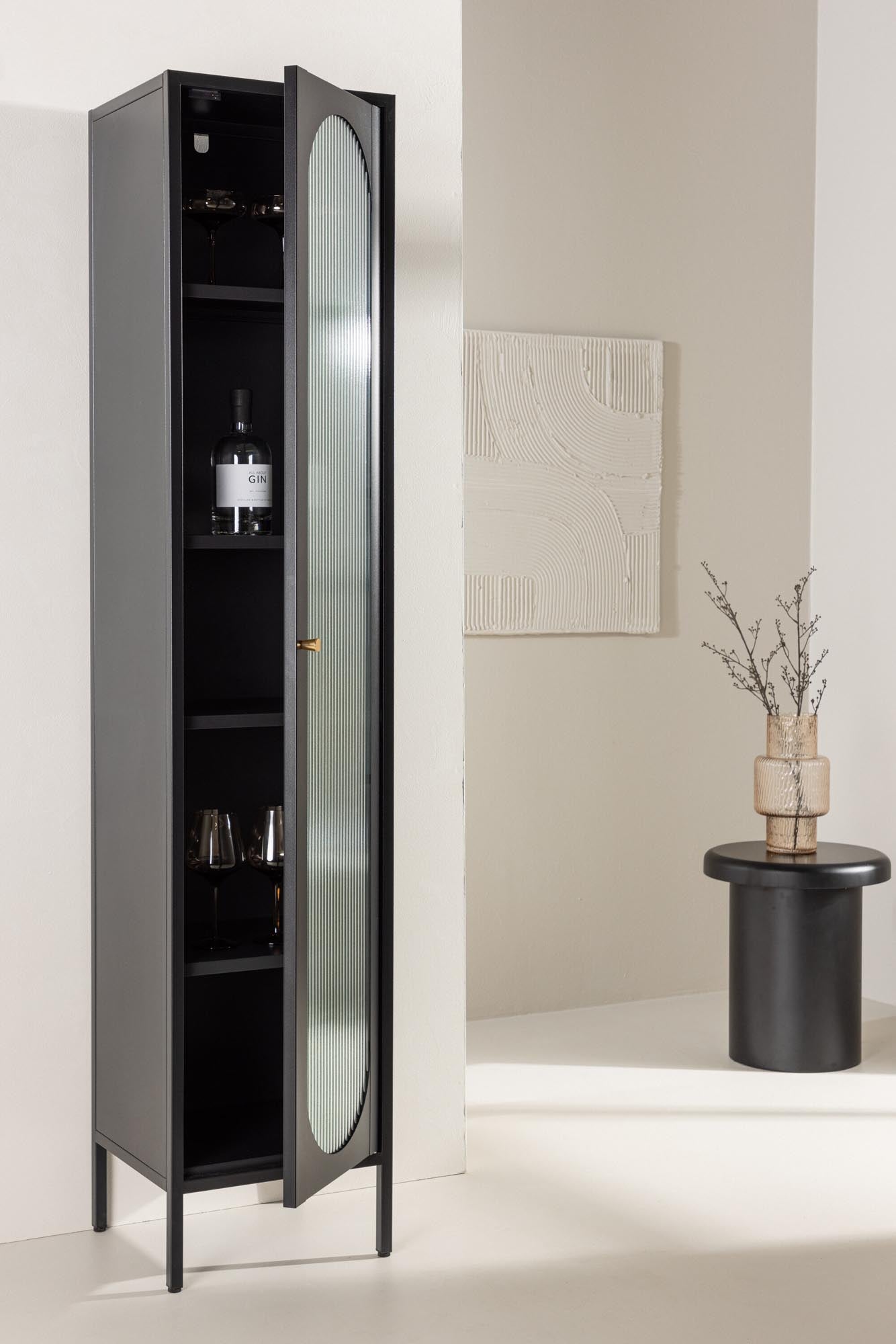 Entdecken Sie den Cali Kabinett von Venture Home: Ein stilvolles Möbelstück aus robustem Stahl mit elegantem Design und praktischem Stauraum.