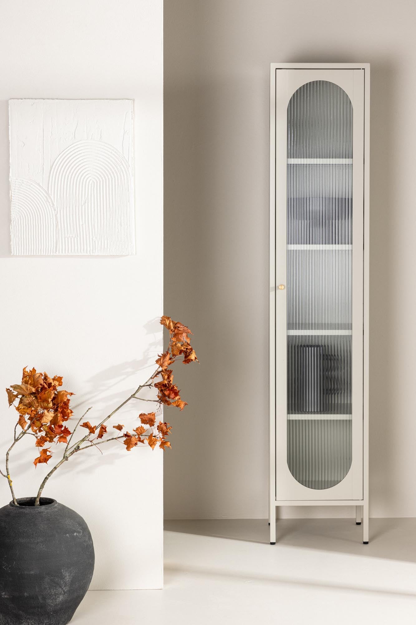 Entdecken Sie den Cali Kabinett von Venture Home: Hochwertiger Stahl, elegante beige Farbe, gewelltes Glas und großzügiger Stauraum für Ihr Zuhause.