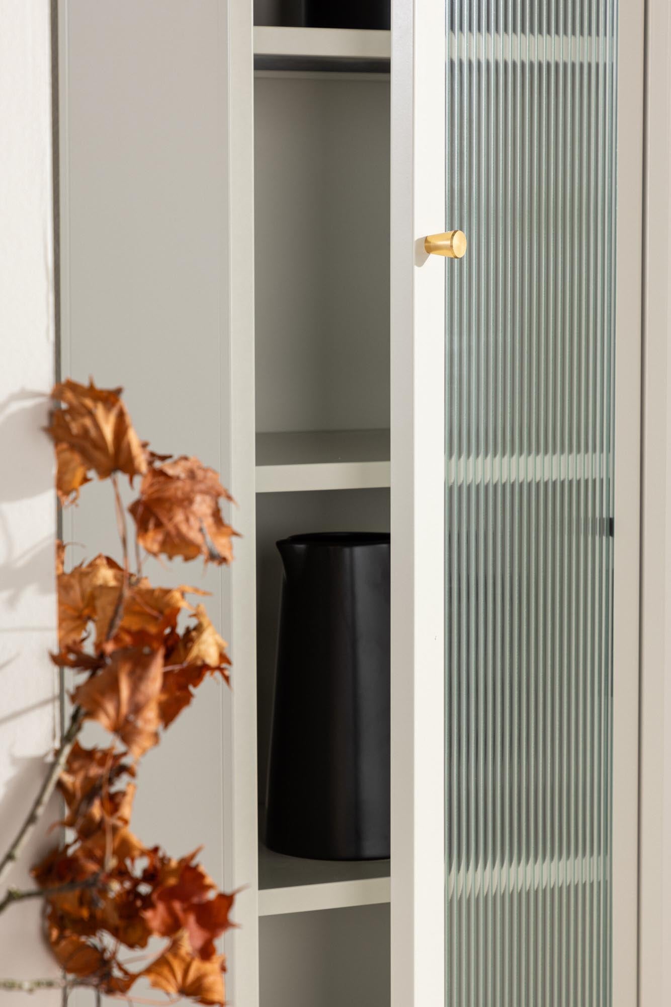 Stilvolles Cali Kabinett von Venture Home: Robuste Stahlkonstruktion, elegante beige Farbgebung und praktische Regale für Ihr Zuhause.