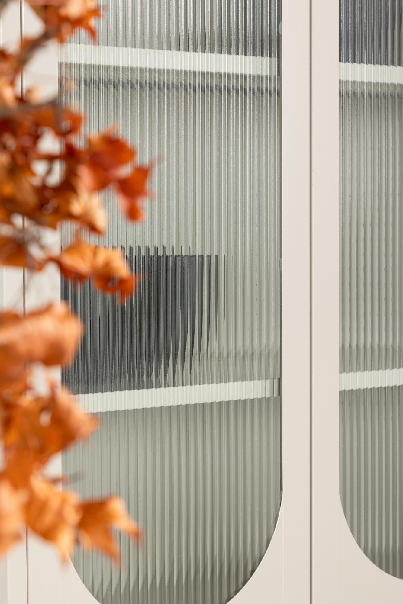 Entdecke den stilvollen Lima Kabinett von Venture Home – ein moderner Stahlschrank mit eleganten Glasdetails, der jedem Raum Charme verleiht.