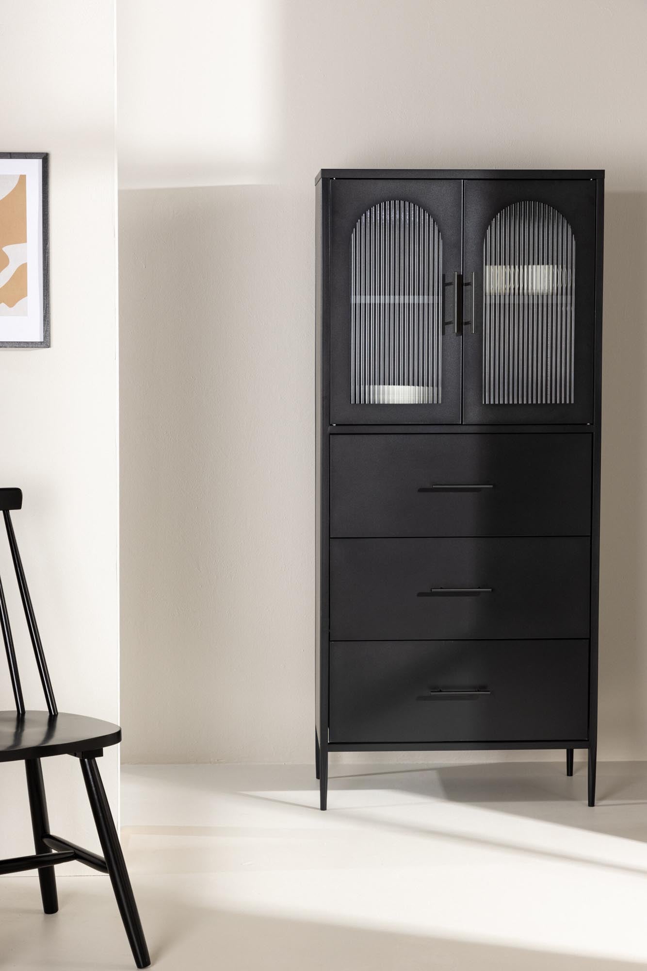 Der Kabinett La Paz von Venture Home vereint elegantes Design mit praktischer Funktionalität. Robuster Stahl, Glastüren und stilvolle Schubladen bieten perfekten Stauraum.