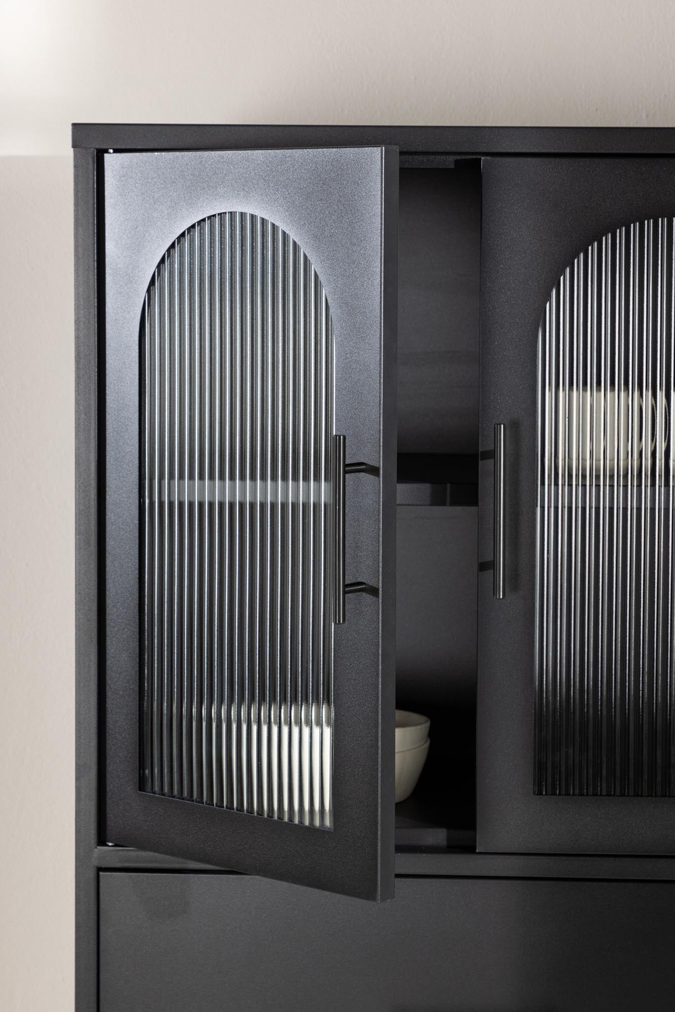 Der Kabinett La Paz von Venture Home kombiniert stilvolle Eleganz mit robustem Stahl und praktischen Glastüren für optimalen Stauraum.