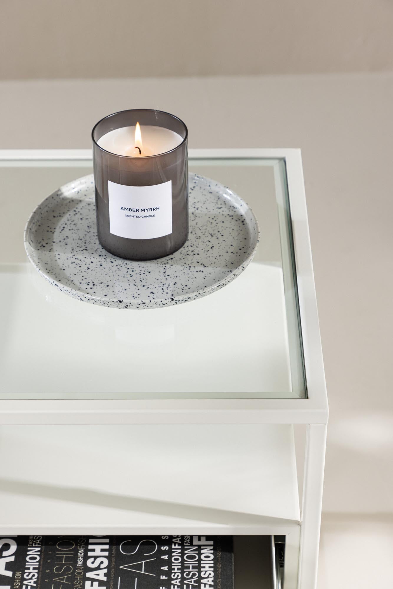 Eleganter Fortaleza Beistelltisch von Venture Home: Hochwertiger Stahl und Glas vereinen Funktionalität und Stil für Ihr Zuhause.