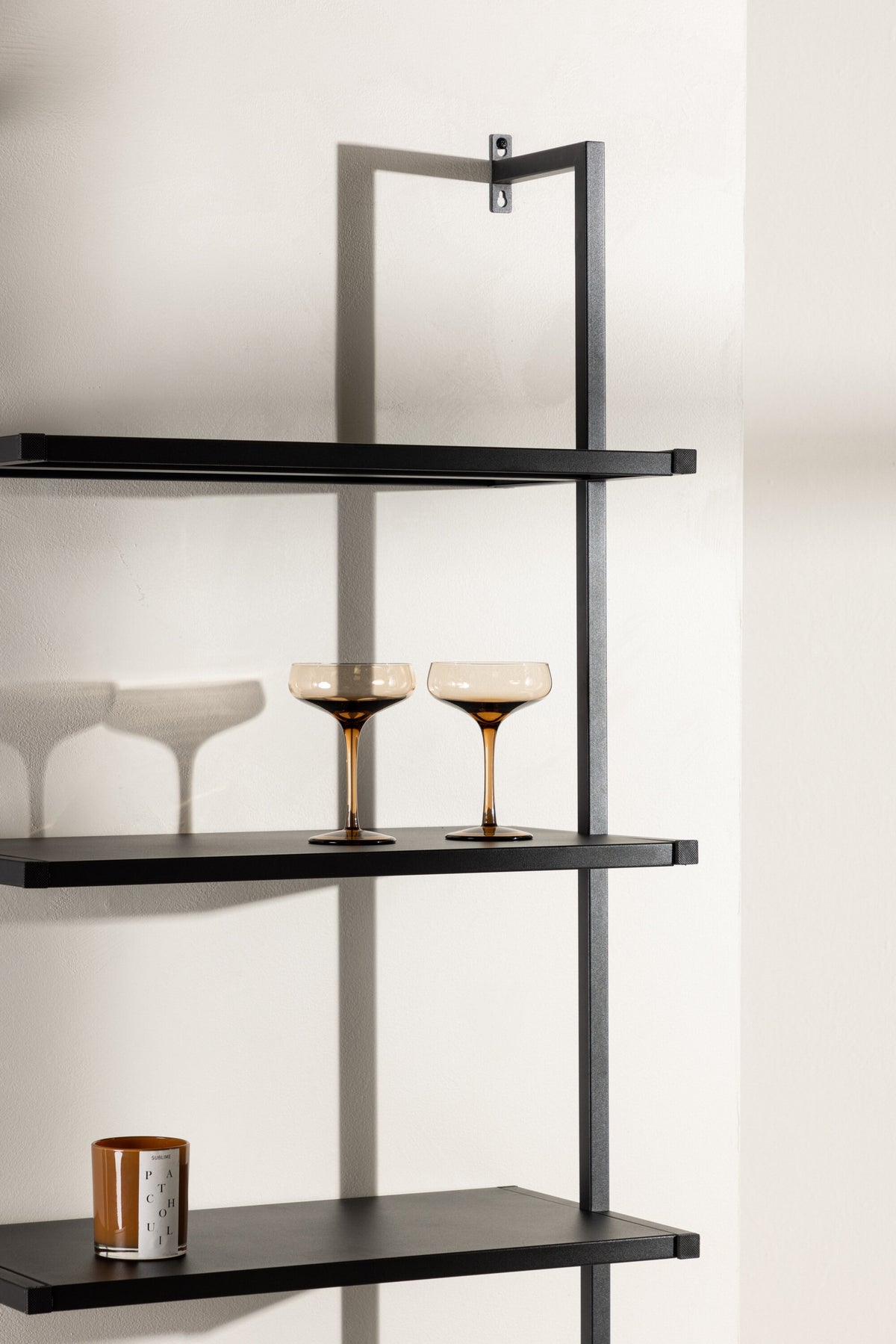 Caracas Regal in Schwarz präsentiert im Onlineshop von KAQTU Design AG. Wandregal ist von Venture Home