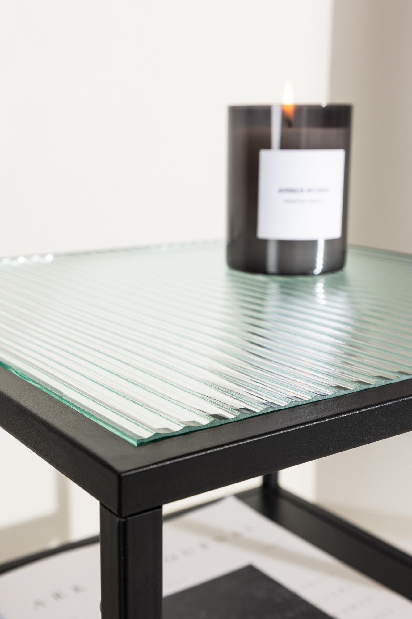 Vielseitiger San Paulo Beistelltisch von Venture Home: Robuste Stahlkonstruktion, stilvolles Design und praktische Ablagefläche für jeden Raum.