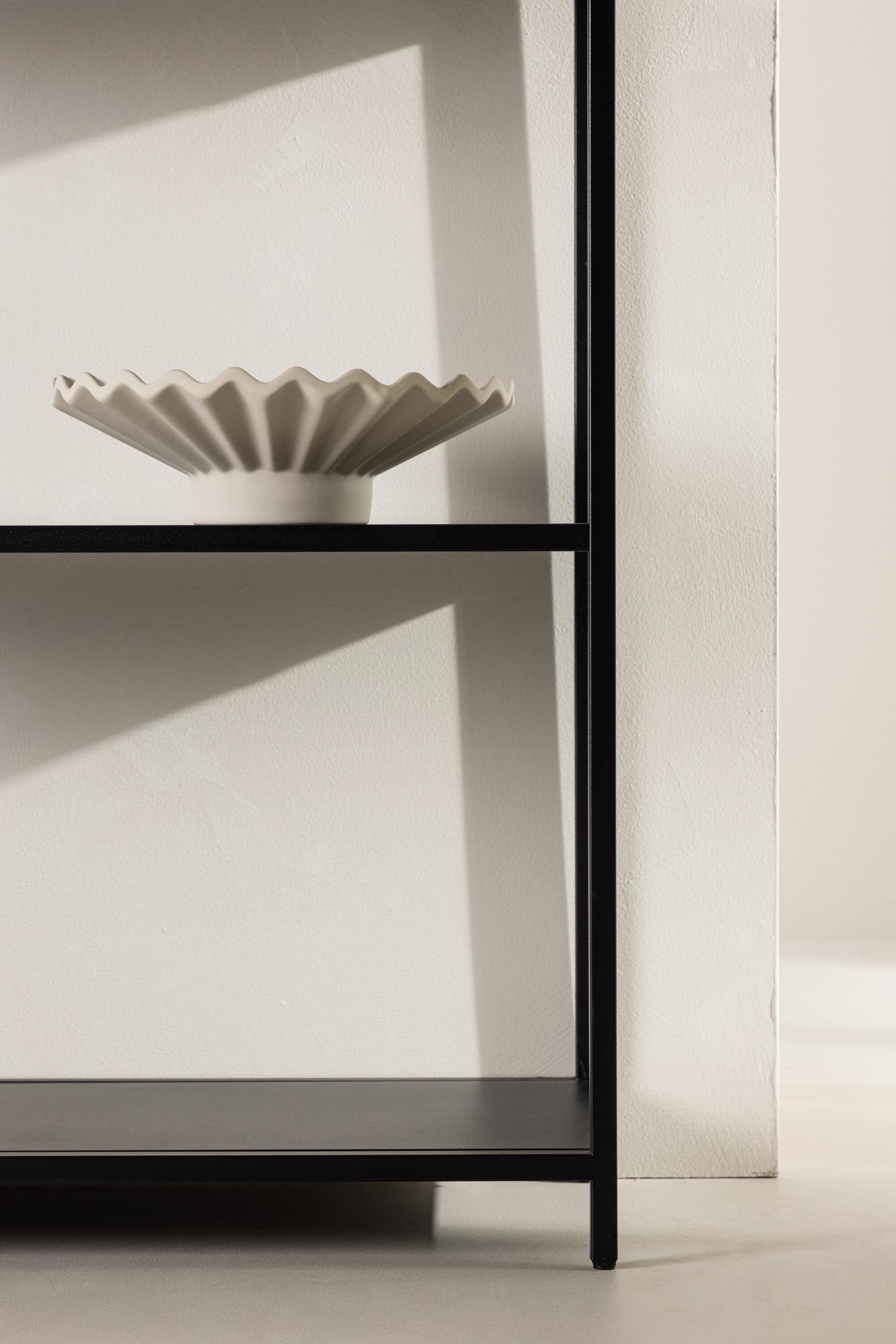 Entdecken Sie das Montevideo Regal von Venture Home: Robuste Eleganz, vielseitig einsetzbar und ideal für stilvolle Präsentationen.