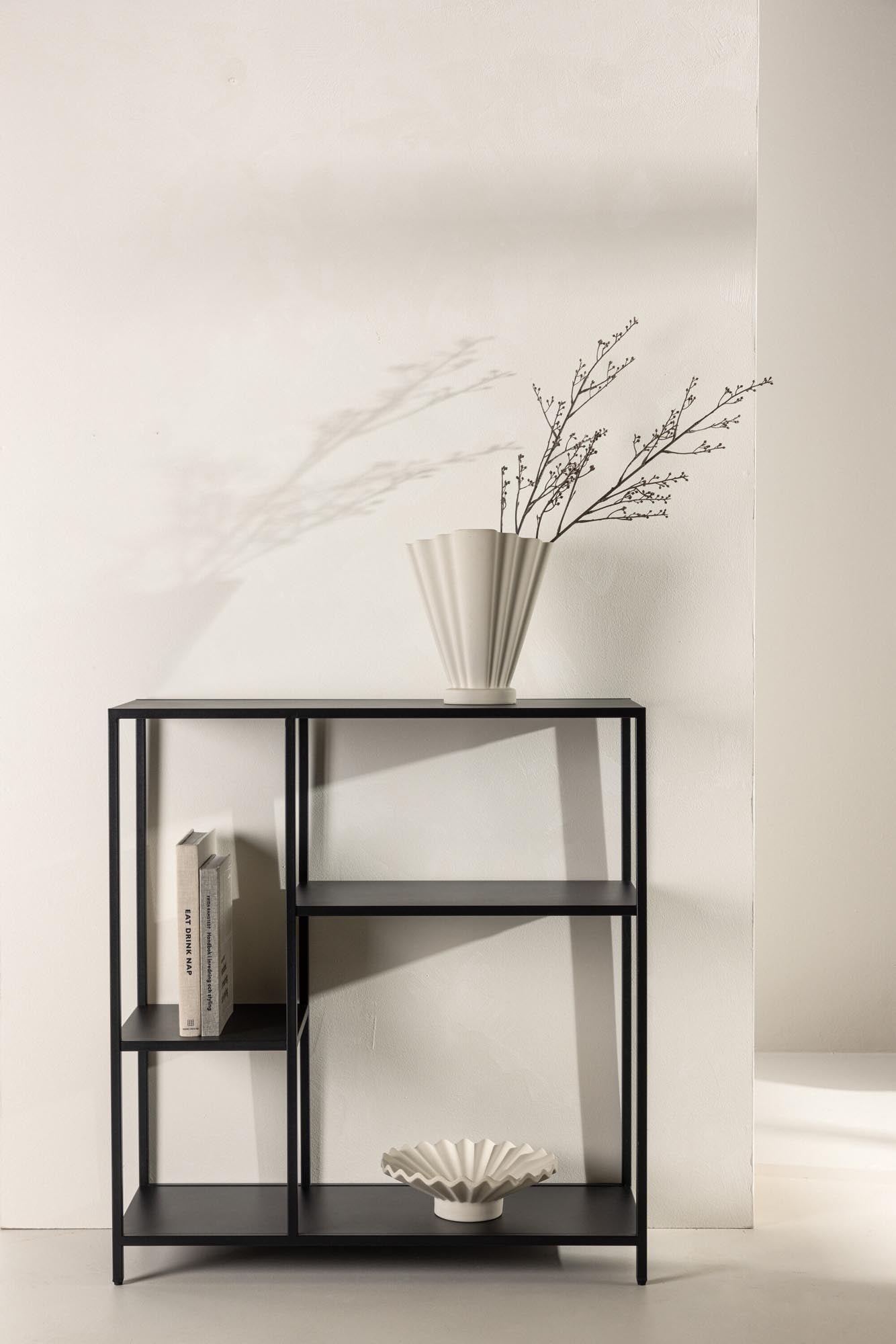 Der Puno Beistelltisch von Venture Home vereint modernes Design mit praktischer Funktionalität. Robuste Stahlkonstruktion und stilvolle Ästhetik für jeden Raum.