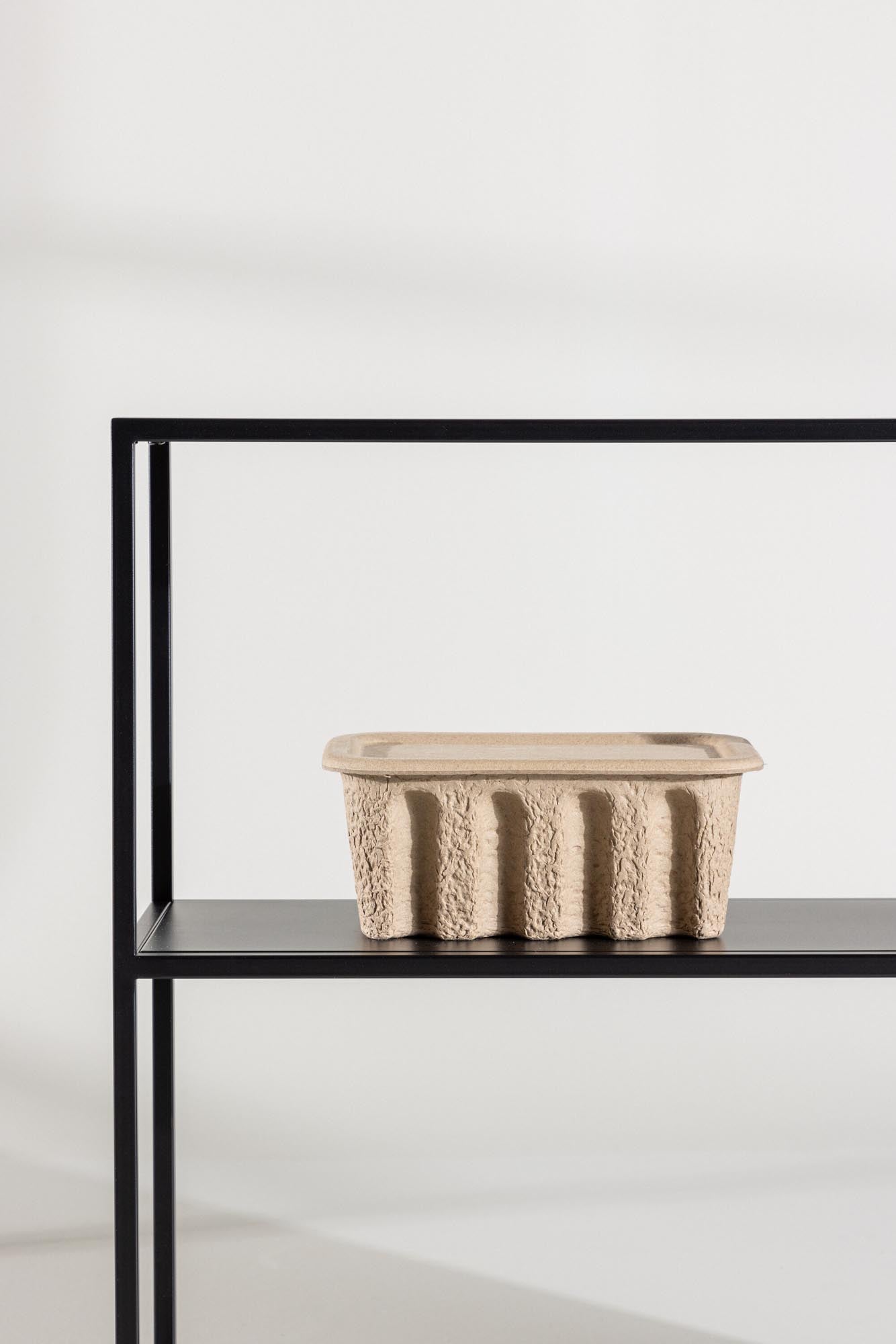 Elegantes Salta Cabinet: Schwarzer Stahl für zeitlose Ästhetik.