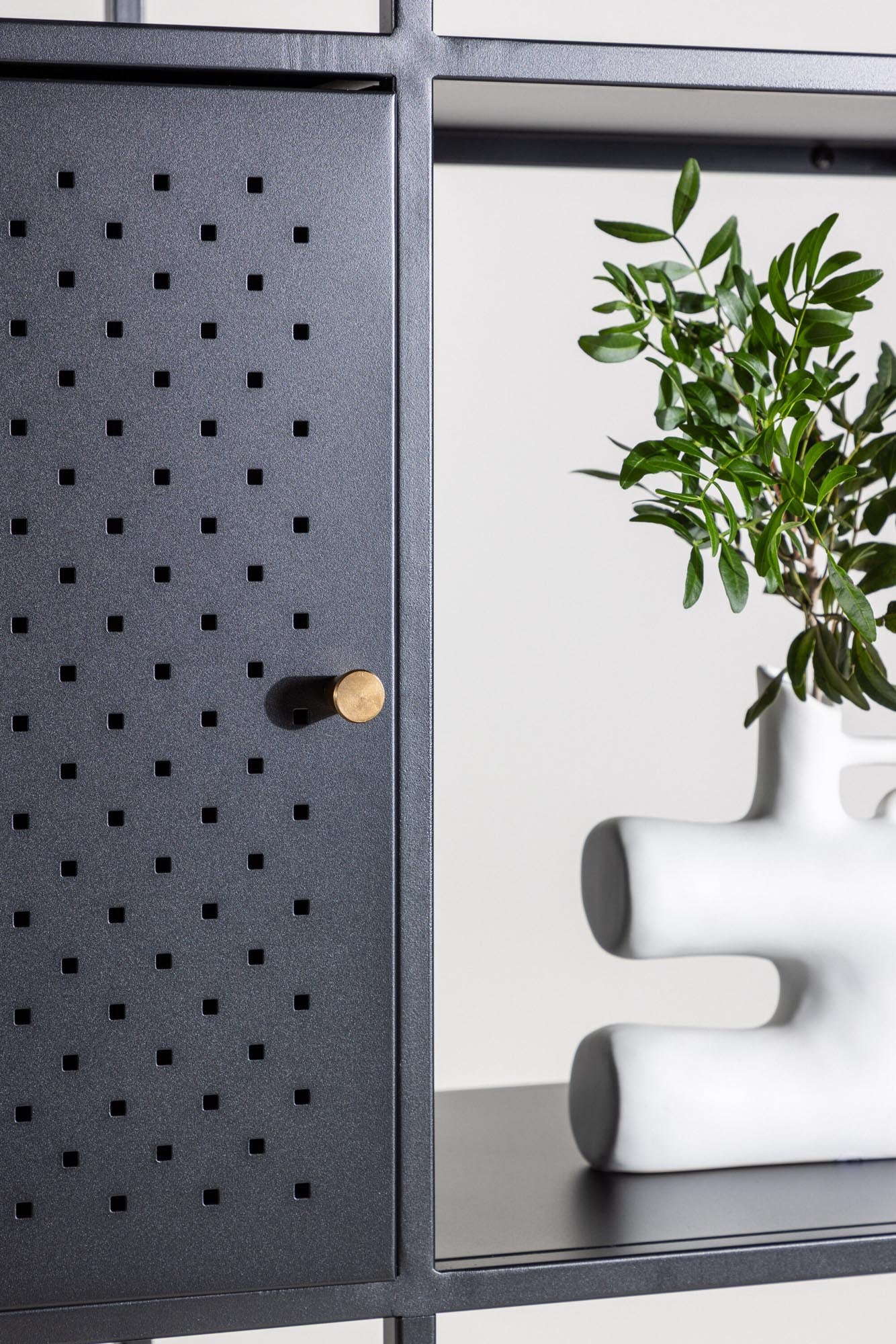 Porto Regal von Venture Home: Modernes Design mit Messingakzenten.