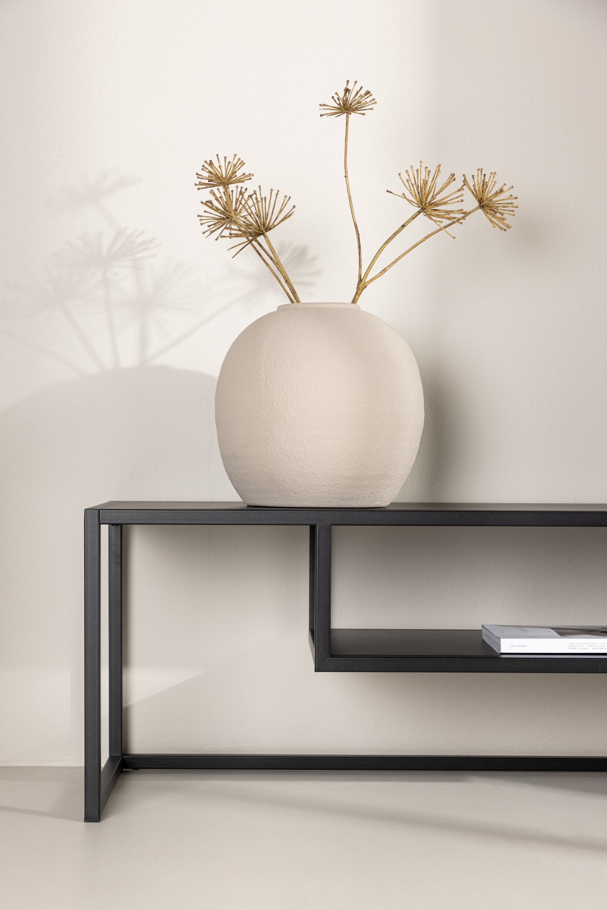 Riverside TV Ständer in Schwarz präsentiert im Onlineshop von KAQTU Design AG. TV-Möbel ist von Venture Home