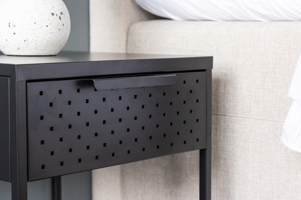 Sacramento Kommode in Schwarz präsentiert im Onlineshop von KAQTU Design AG. Nachttisch ist von Venture Home