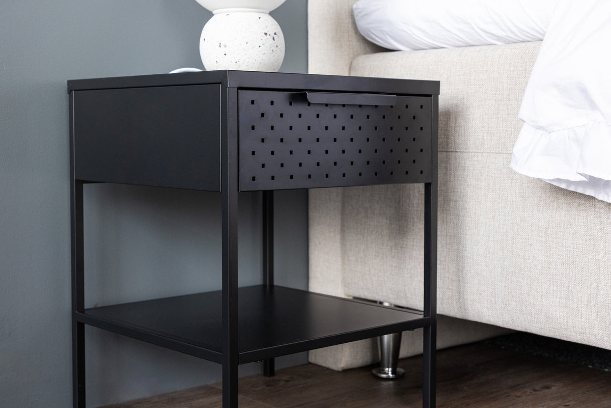 Sacramento Kommode in Schwarz präsentiert im Onlineshop von KAQTU Design AG. Nachttisch ist von Venture Home