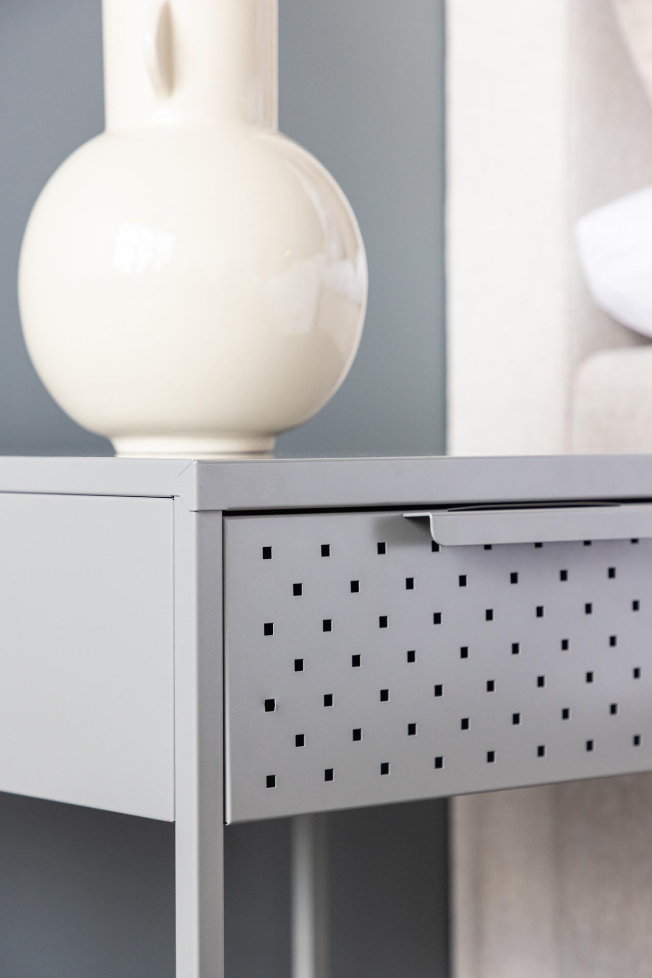 Entdecken Sie die Sacramento Kommode von Venture Home: Ein modernes Möbelstück aus pulverbeschichtetem Stahl, das Eleganz und Funktionalität vereint.