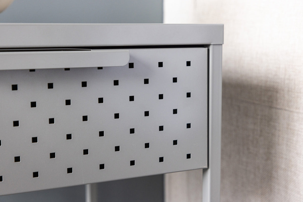 Sacramento Kommode in Hellgrau präsentiert im Onlineshop von KAQTU Design AG. Nachttisch ist von Venture Home