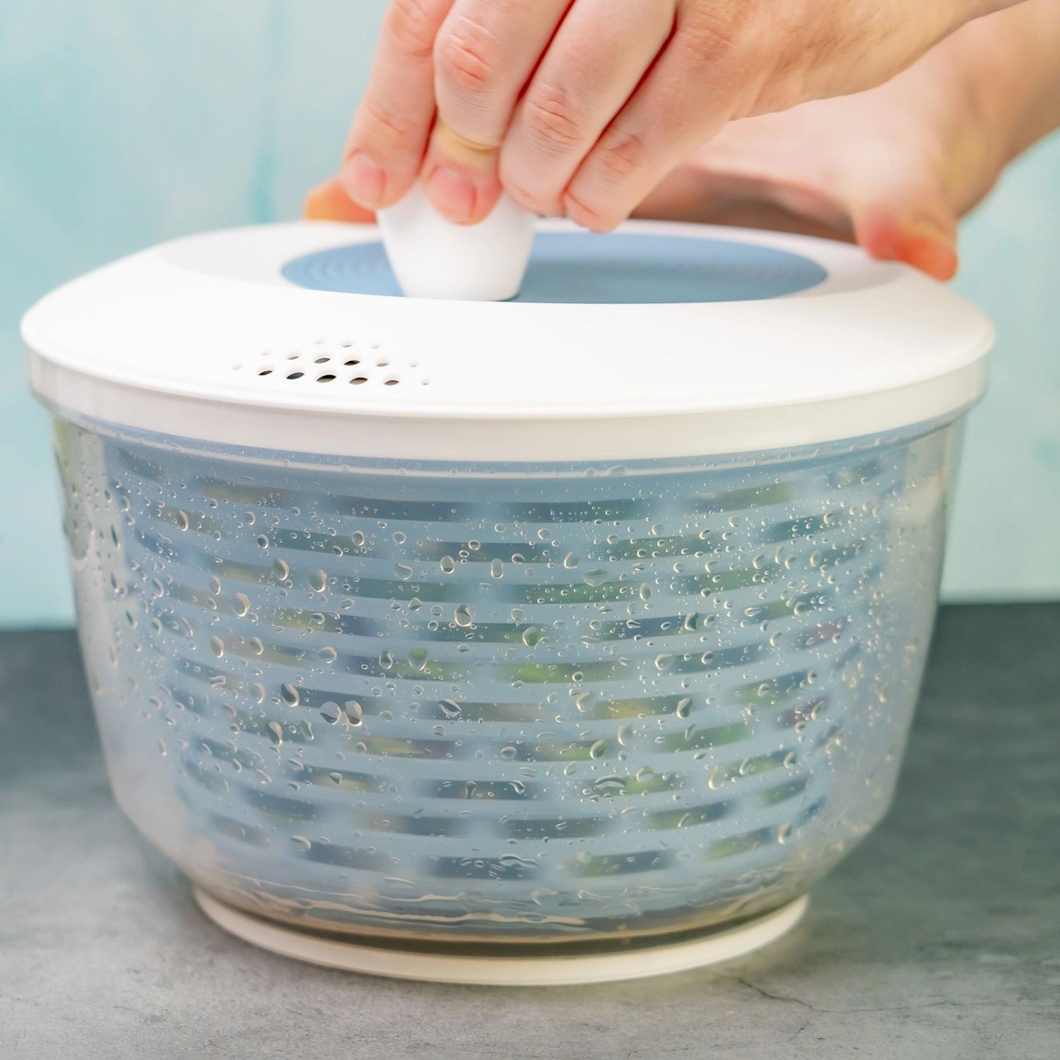 Spinderella Salatschleuder 4.4l rutschfest, blau in Blau präsentiert im Onlineshop von KAQTU Design AG. Salatzubehör ist von Westmark