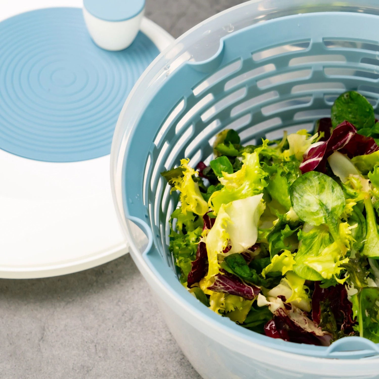 Spinderella Salatschleuder 4.4l rutschfest, blau in Blau präsentiert im Onlineshop von KAQTU Design AG. Salatzubehör ist von Westmark