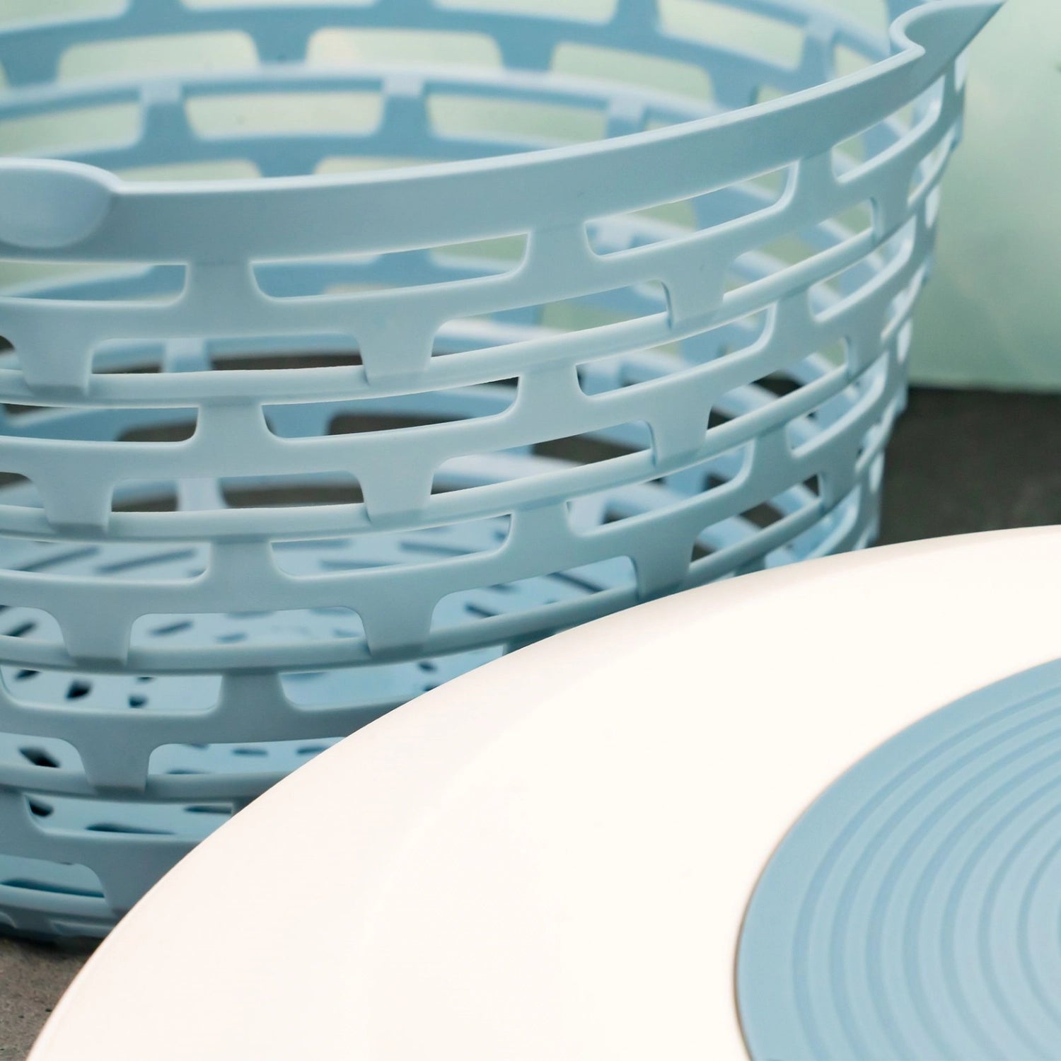 Spinderella Salatschleuder 4.4l rutschfest, blau in Blau präsentiert im Onlineshop von KAQTU Design AG. Salatzubehör ist von Westmark