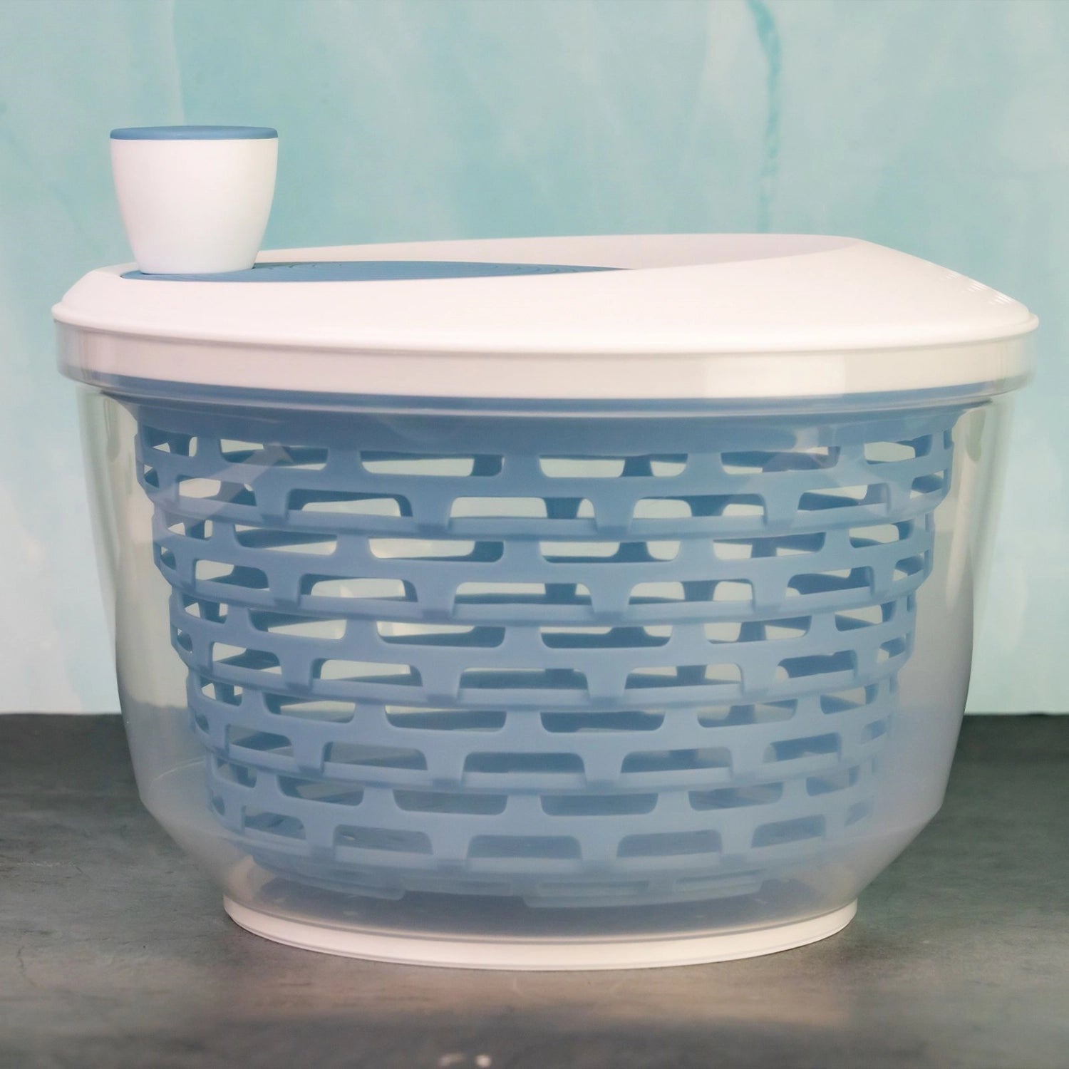 Spinderella Salatschleuder 4.4l rutschfest, blau in Blau präsentiert im Onlineshop von KAQTU Design AG. Salatzubehör ist von Westmark