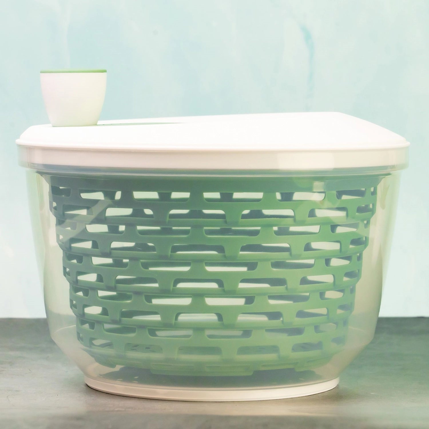 Spinderella Salatschleuder 4.4l rutschfest, mint in Grün präsentiert im Onlineshop von KAQTU Design AG. Salatzubehör ist von Westmark