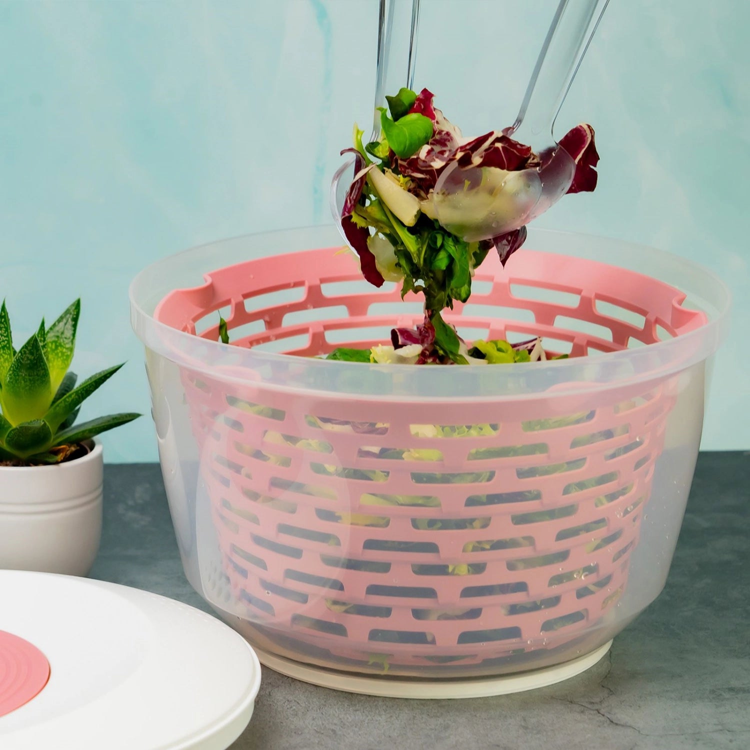 Spinderella Salatschleuder 4.4l rutschfest, rosa in Pink präsentiert im Onlineshop von KAQTU Design AG. Salatzubehör ist von Westmark