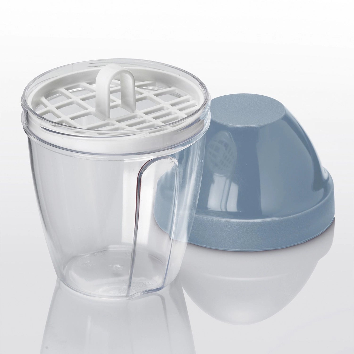 Praktischer blauer Schüttelbecher von Westmark (0.25l) für müheloses Mixen von Eiern und Zutaten – perfekt für kreative Kochideen.