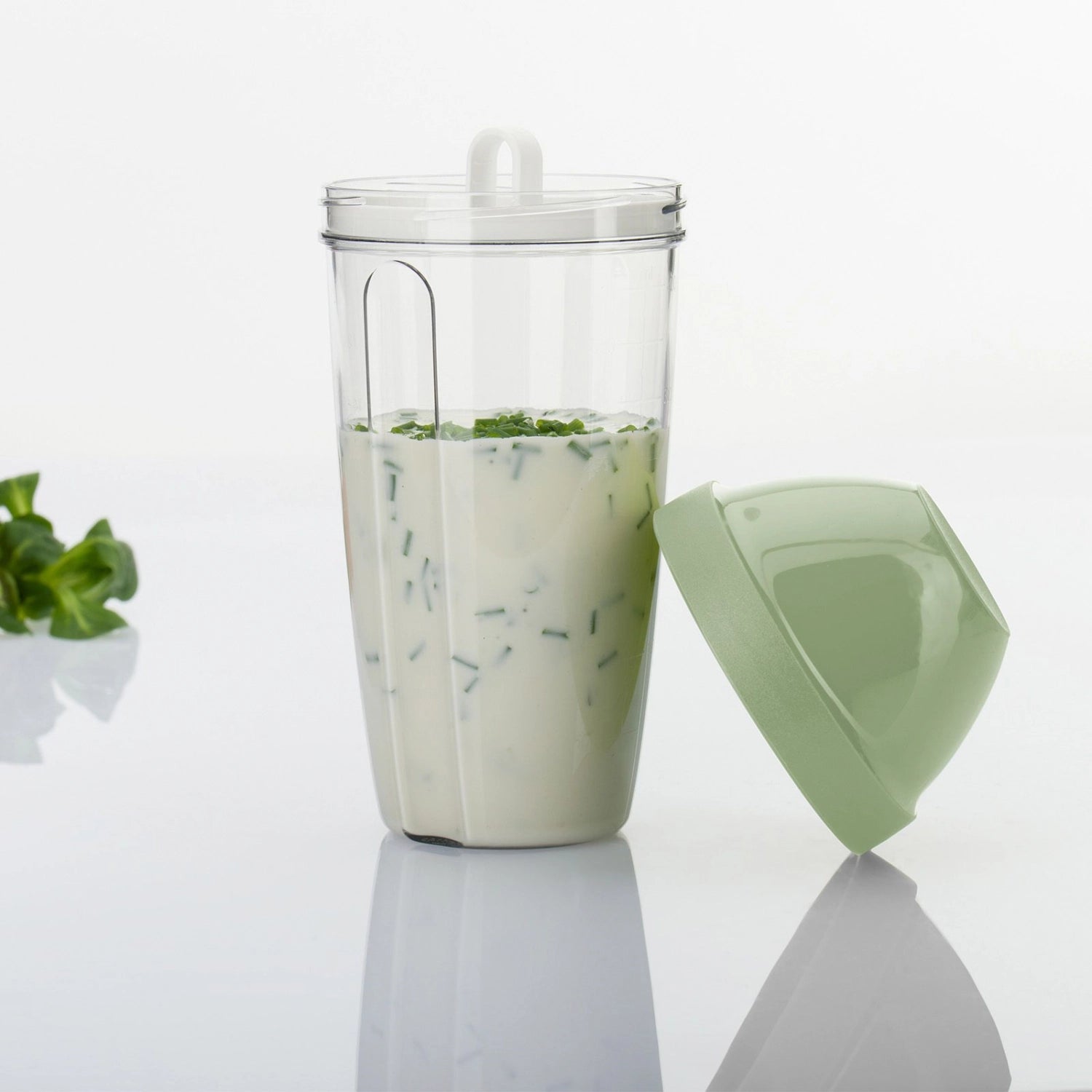 Maxi Schüttelbecher 0.5l mint in Grün präsentiert im Onlineshop von KAQTU Design AG. Küchenhelfer ist von Westmark