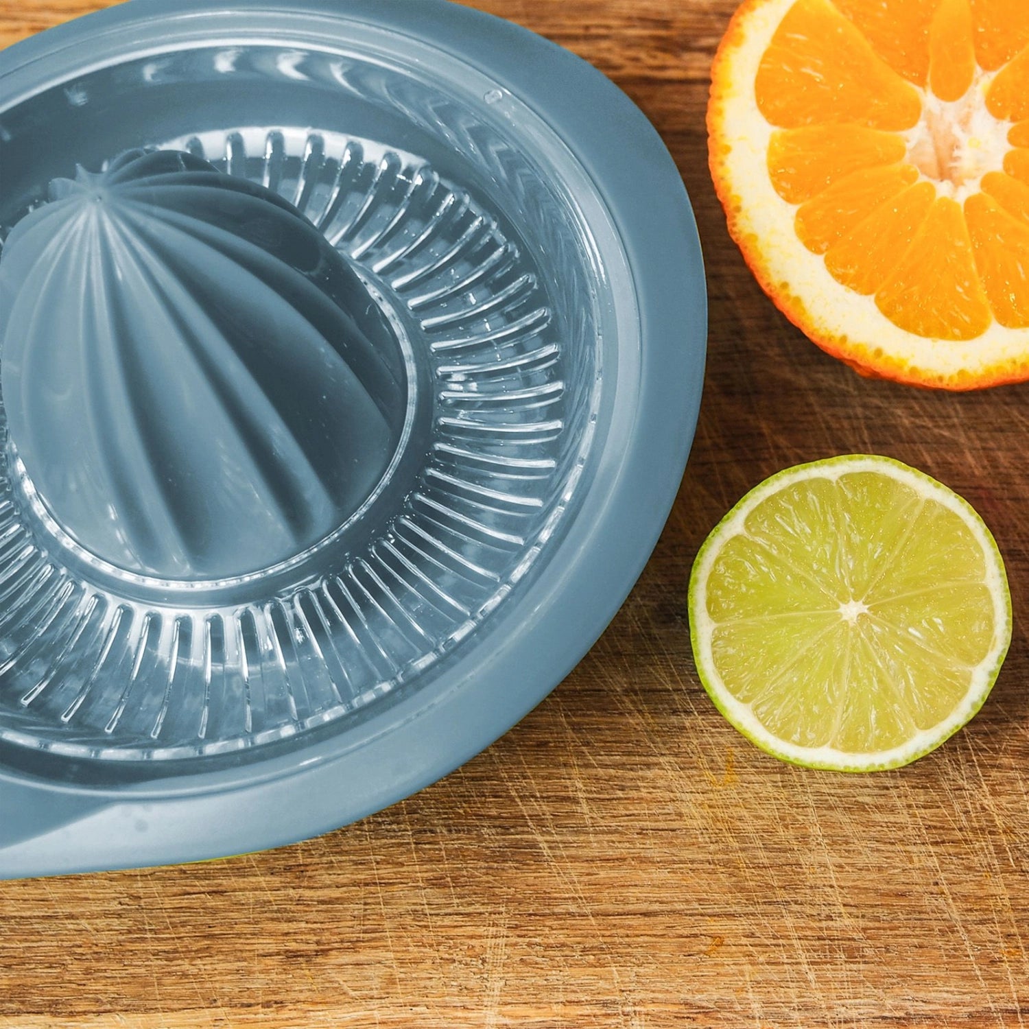 Praktische Limetta Zitrus- und Orangenpresse in Blau, 0.5l, ideal für frische Säfte. Hochwertiger Küchenhelfer von Westmark für jeden Haushalt.