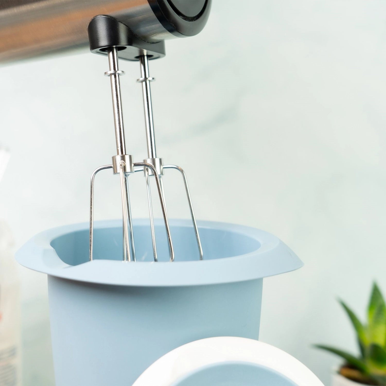 Quirltopf mit Spritzschutz 1l blau in Blau präsentiert im Onlineshop von KAQTU Design AG. Küchenhelfer ist von Westmark