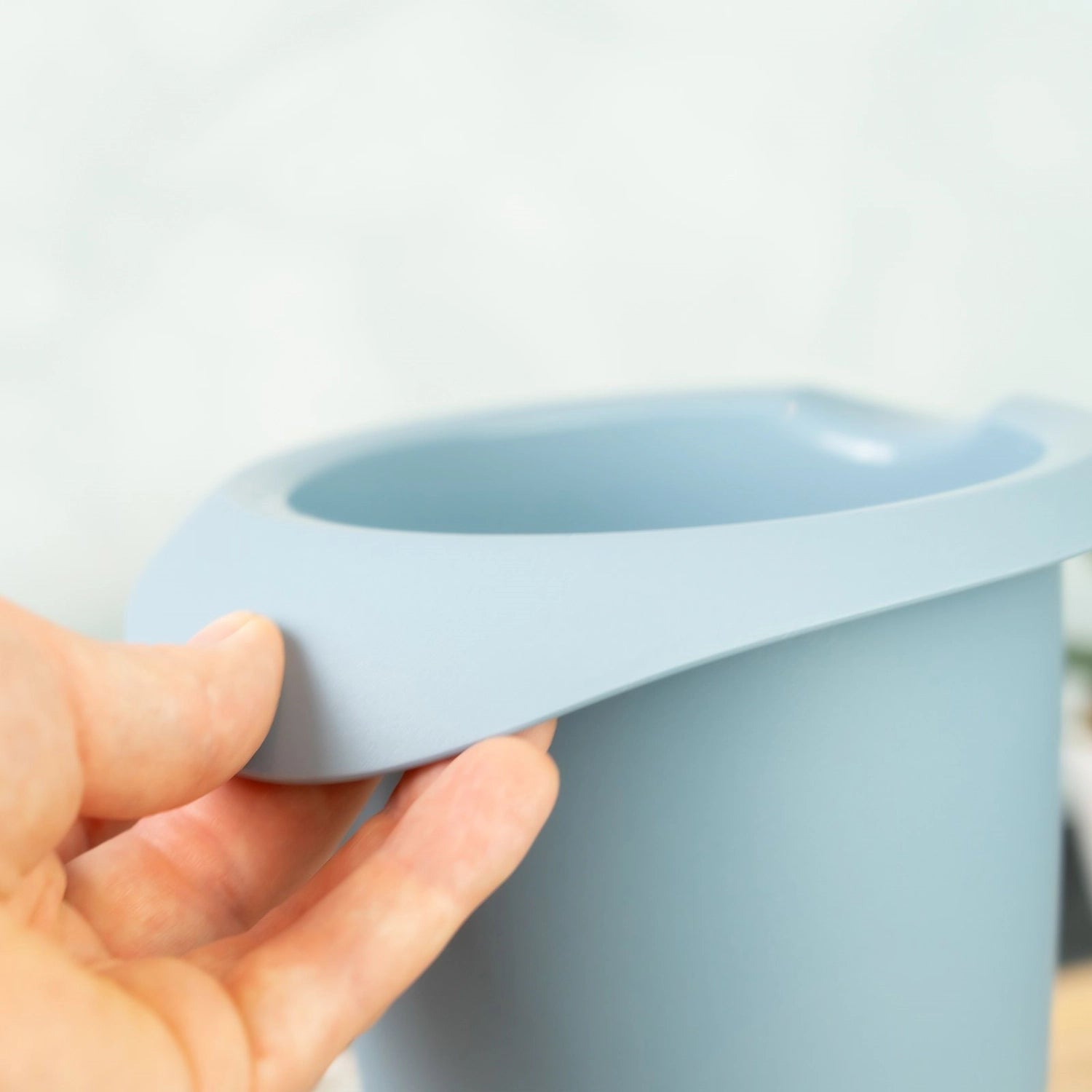 Quirltopf mit Spritzschutz 1l blau in Blau präsentiert im Onlineshop von KAQTU Design AG. Küchenhelfer ist von Westmark