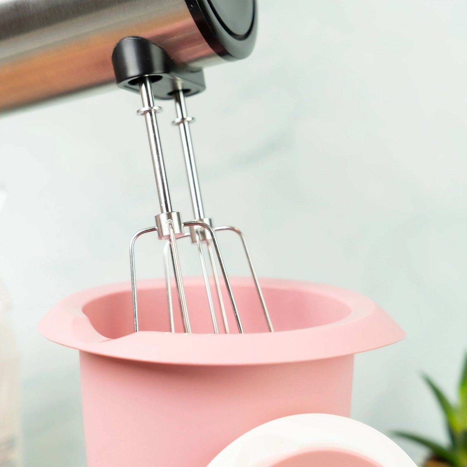 Rosa Quirltopf mit Spritzschutz von Westmark, ideal für das Backen. Praktisches Design für sauberes Arbeiten in der Küche.