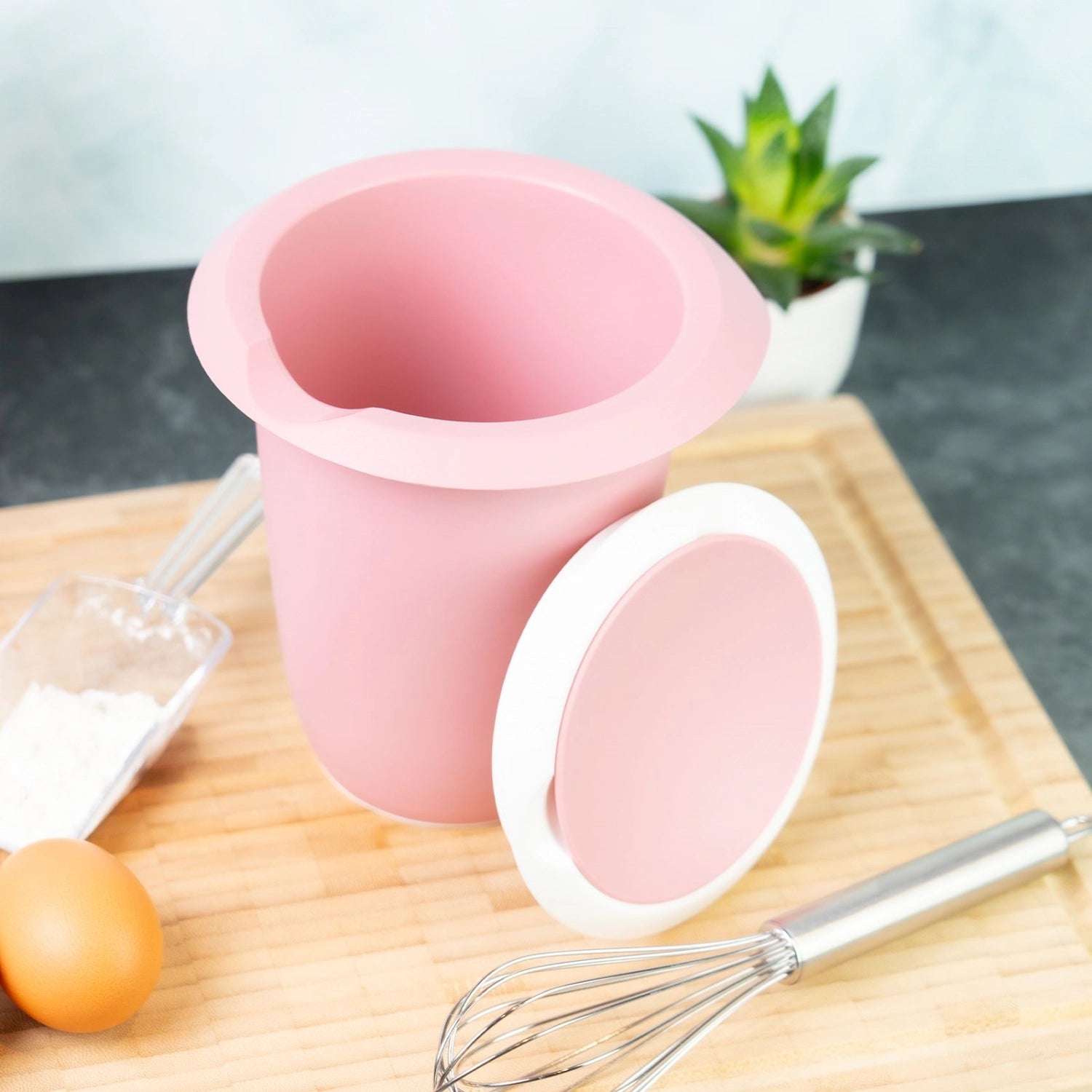 Praktischer rosa Quirltopf mit Spritzschutz von Westmark, ideal für sauberes Rühren und Backen. Ein elegantes Küchenaccessoire für stressfreies Kochen.