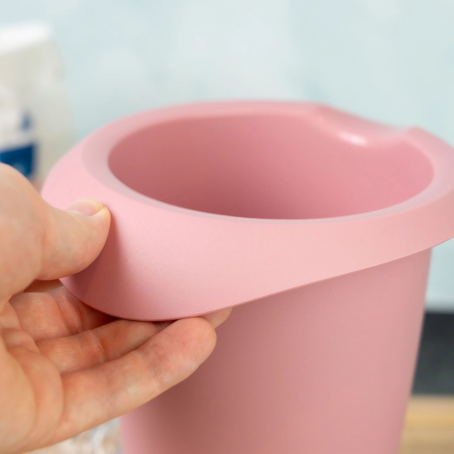 Praktischer Quirltopf in zartem Rosa mit Spritzschutz, ideal für das einfache Mischen von Zutaten, 1l Volumen, ein Must-Have für jede Backküche.