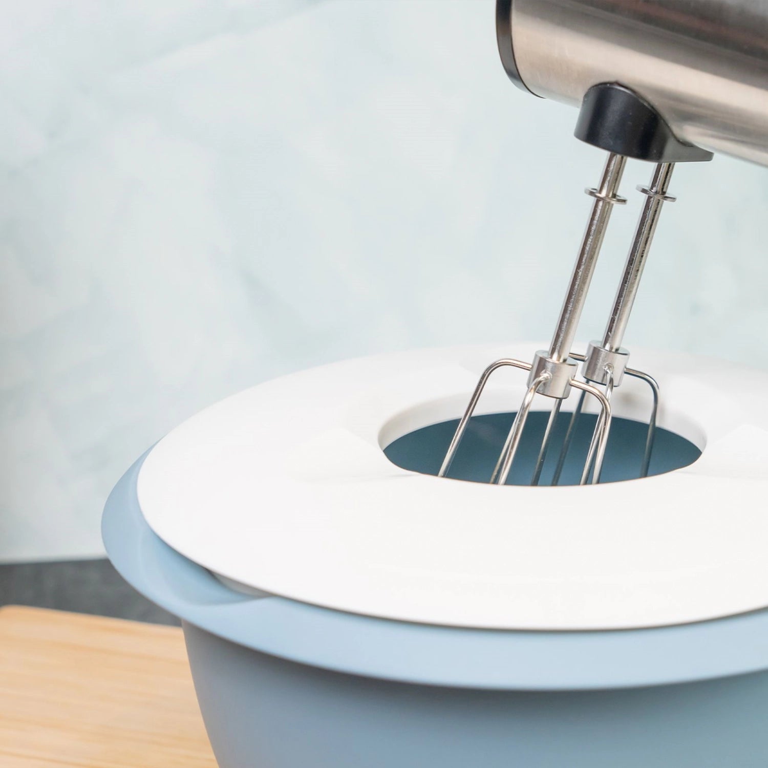 Rührschüssel mit Spritzschutz 2.5l blau in Blau präsentiert im Onlineshop von KAQTU Design AG. Küchenhelfer ist von Westmark