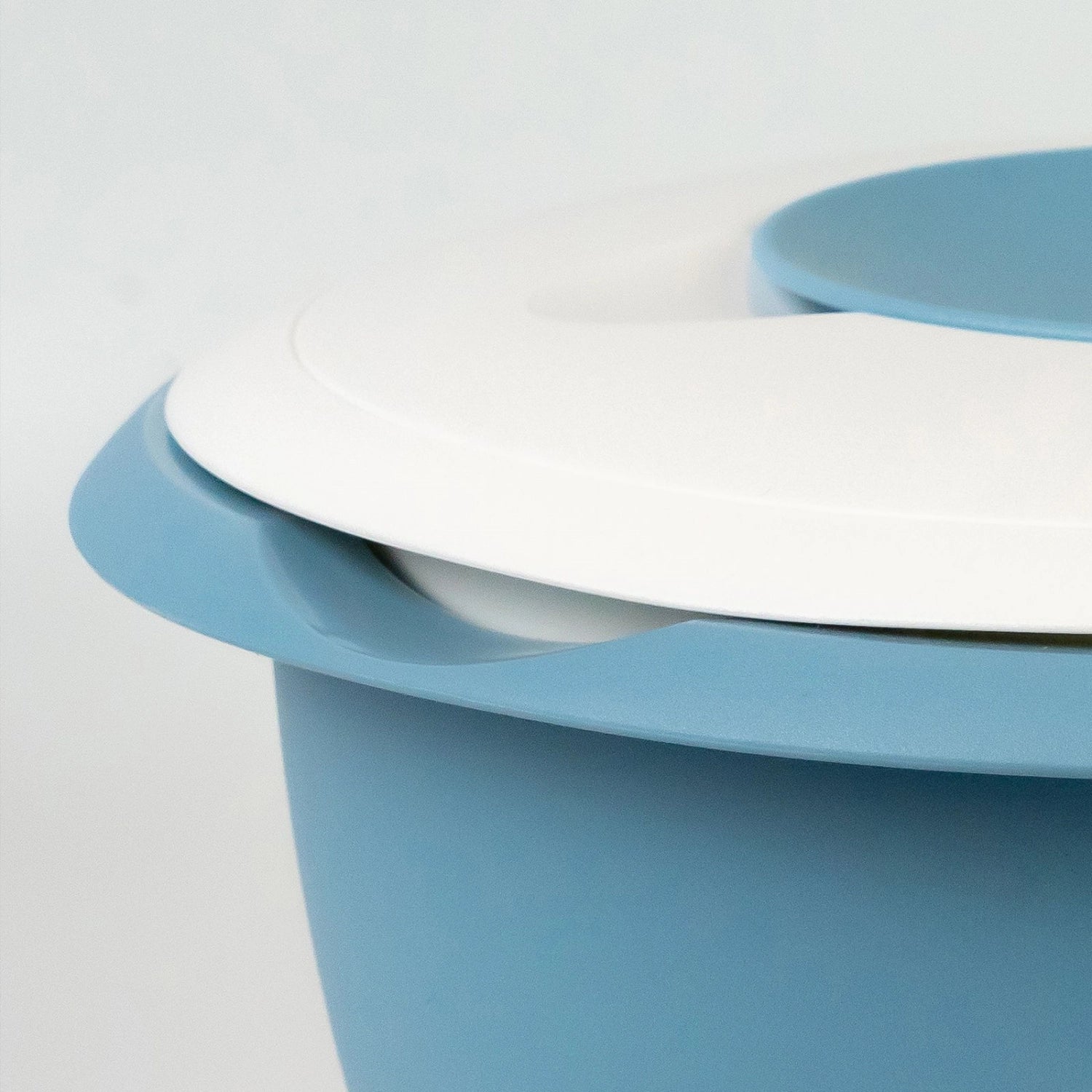 Rührschüssel mit Spritzschutz 2.5l blau in Blau präsentiert im Onlineshop von KAQTU Design AG. Küchenhelfer ist von Westmark