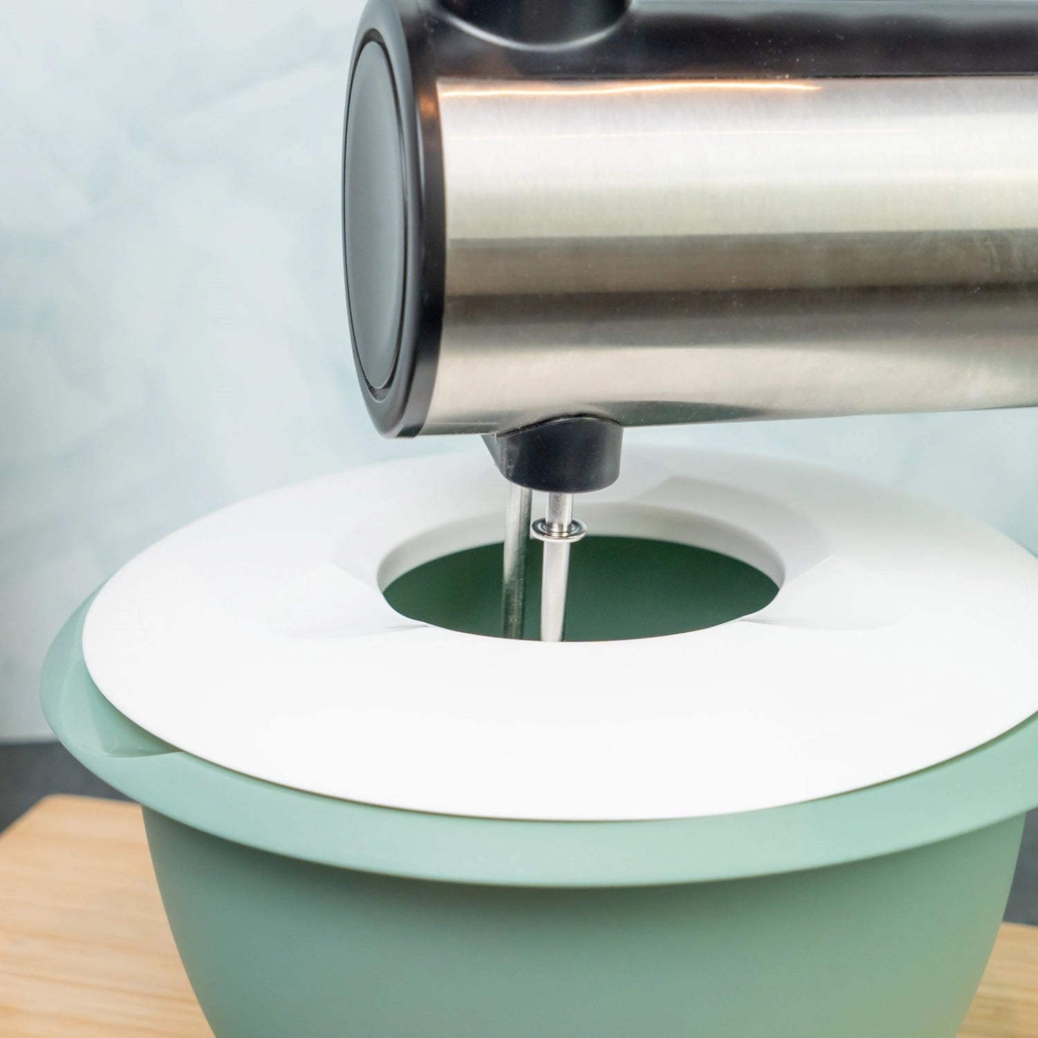 Rührschüssel mit Spritzschutz 3.5l mint in Grün präsentiert im Onlineshop von KAQTU Design AG. Küchenhelfer ist von Westmark