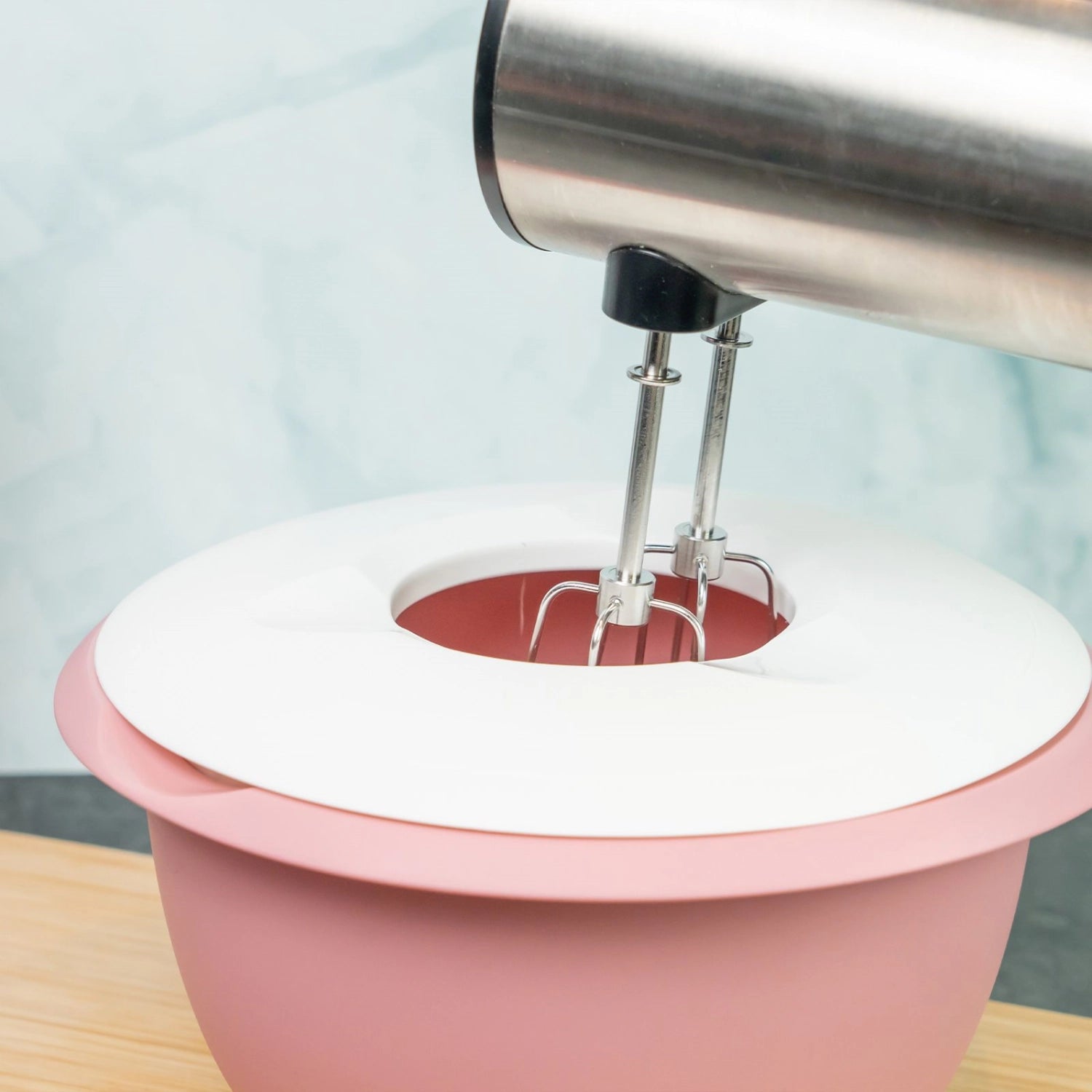 Rosa Rührschüssel mit Spritzschutz von Westmark, 3.5l, ideal für die Küche, stilvolles Design und praktische Funktionalität.