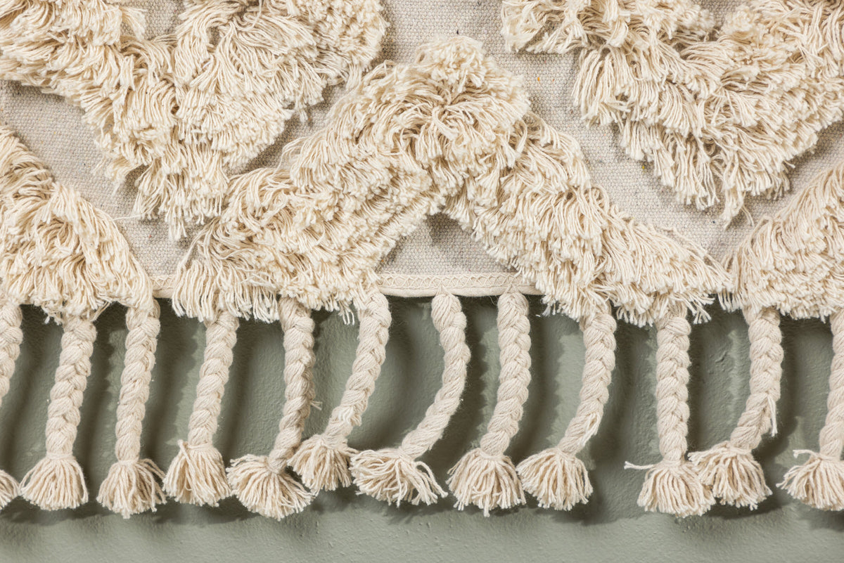 Hilda Textile in Cremefarben präsentiert im Onlineshop von KAQTU Design AG. Wandteppich ist von Venture Home
