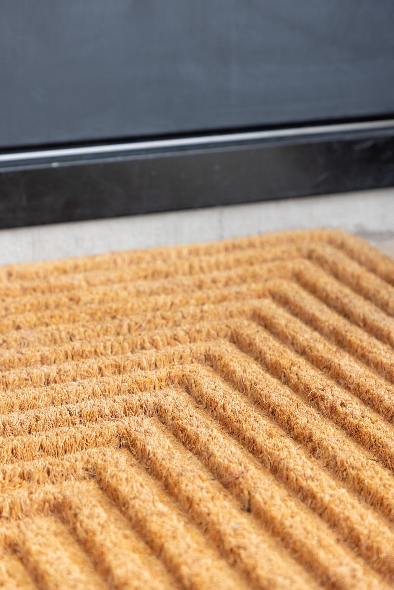 Die Jon-Türmatte von Venture Home vereint Stil und Funktionalität. Hergestellt aus robustem Kokosmaterial, bietet sie eine schmutzabweisende, rutschfeste Oberfläche und passt perfekt in jeden Eingangsbereich.