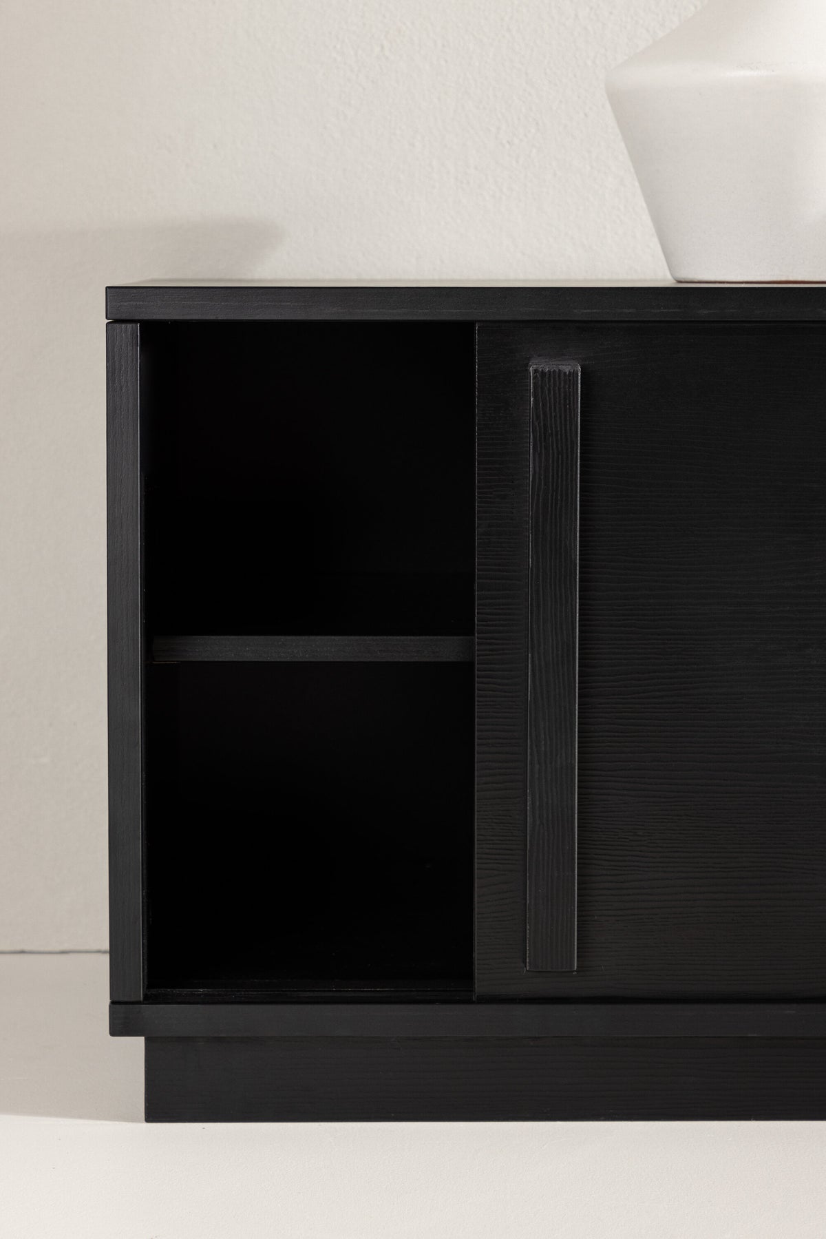 Lugo TV Sideboard in Schwarz präsentiert im Onlineshop von KAQTU Design AG. TV-Möbel ist von Venture Home