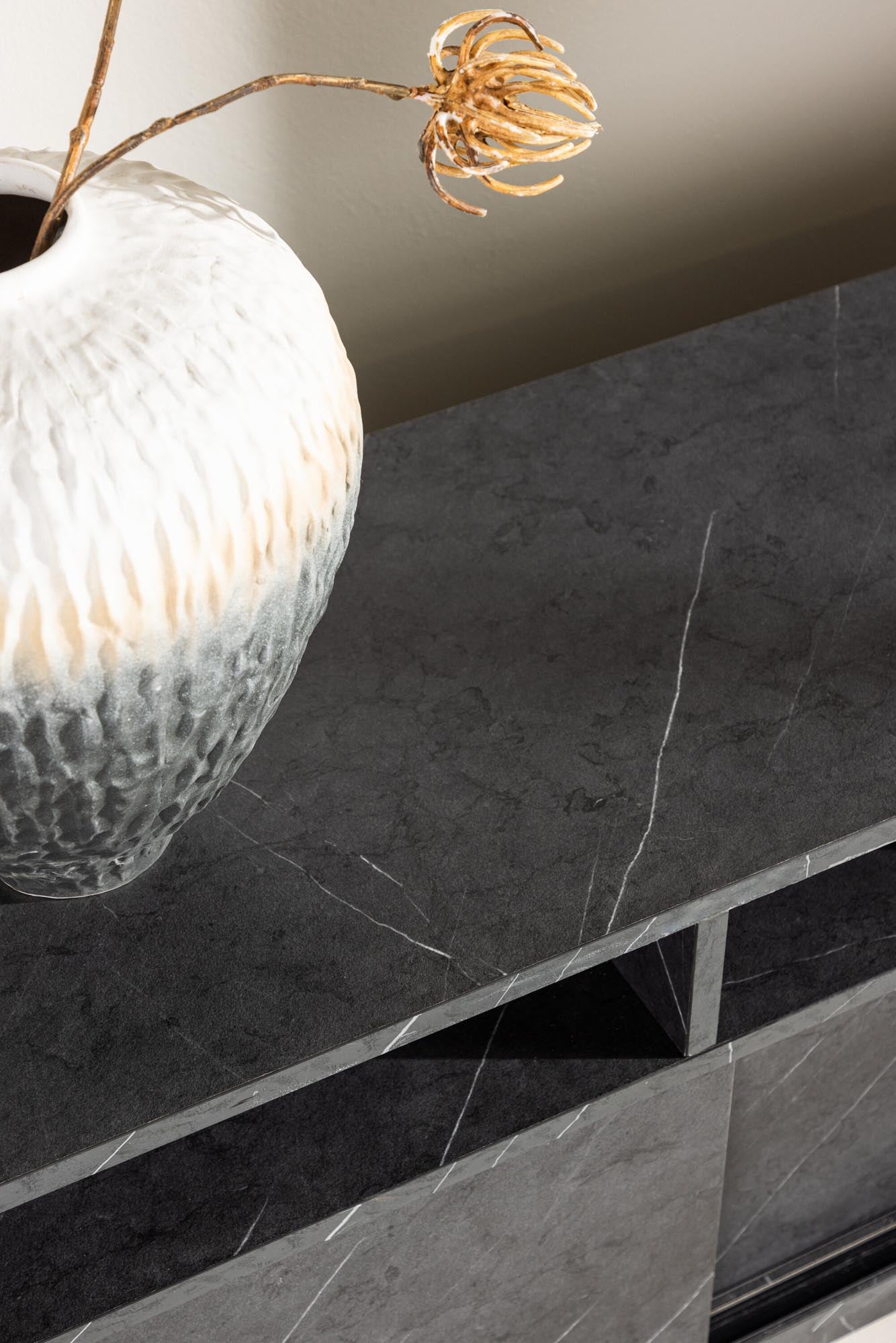 Elegantes Girnona TV-Board von Venture Home für stilvolle Wohnräume.