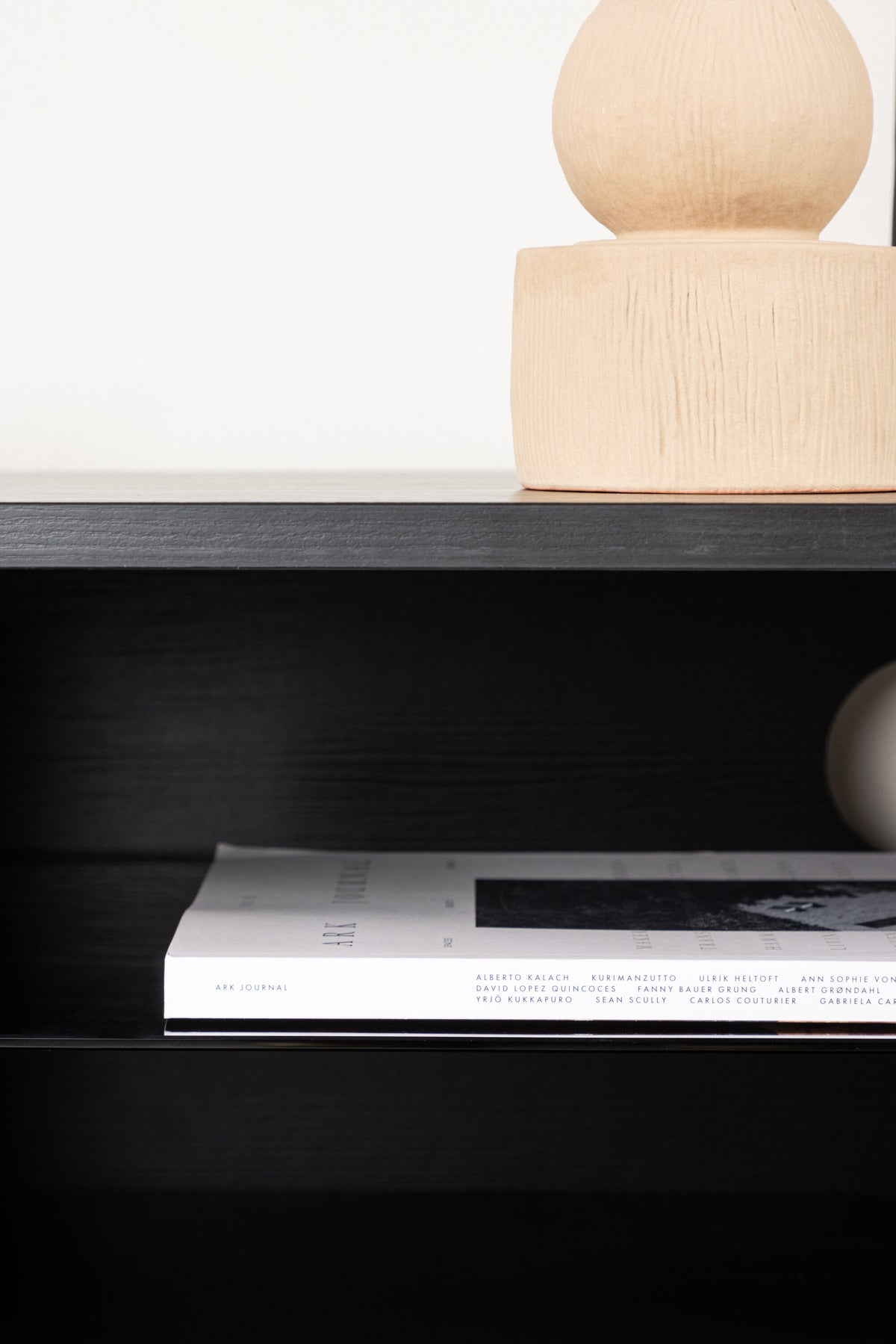 Cuenca TV Sideboard in Schwarz präsentiert im Onlineshop von KAQTU Design AG. TV-Möbel ist von Venture Home