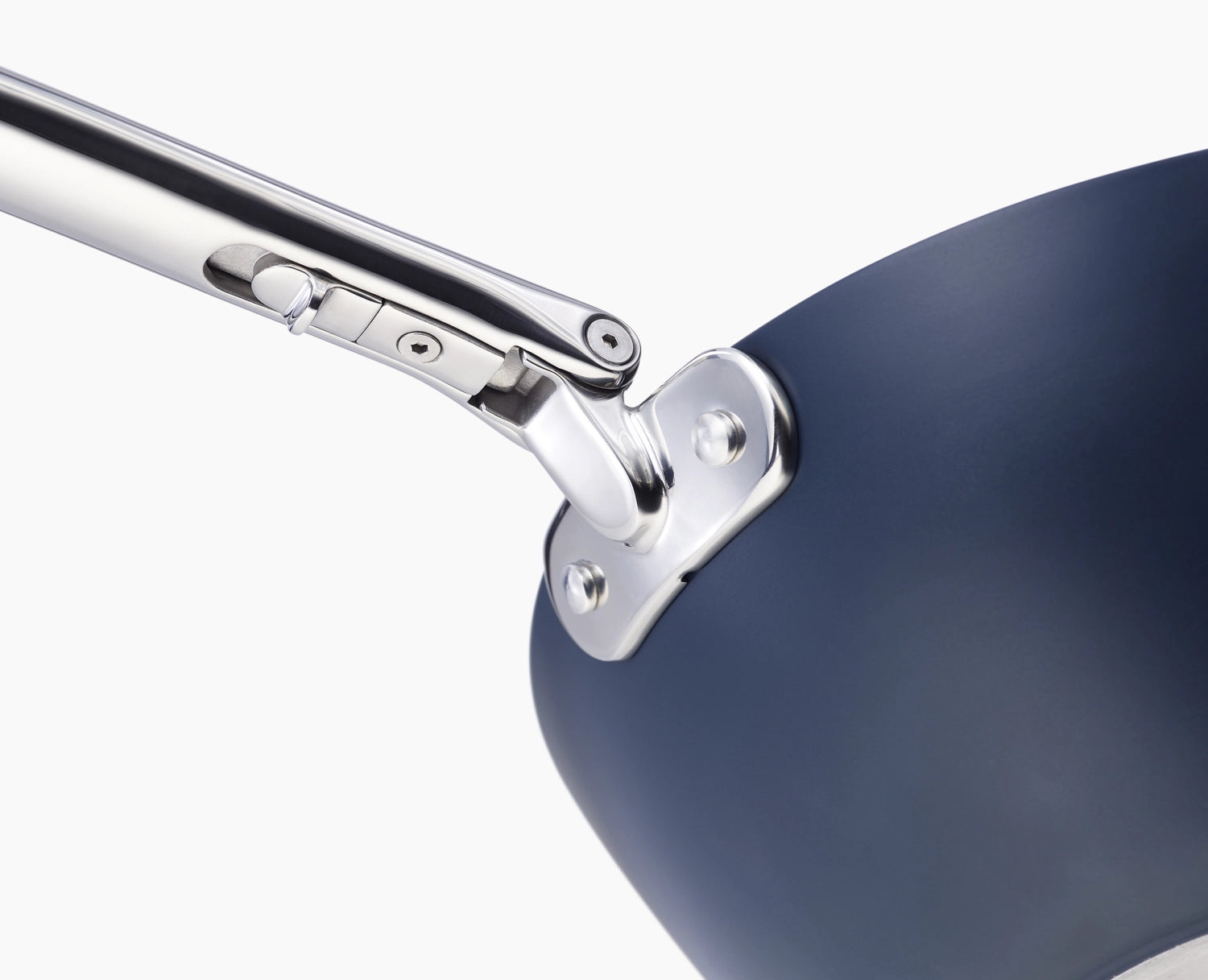 Praktischer Joseph Joseph Space Wok mit 32 cm Durchmesser und klappbaren Griffen, perfekt für effizientes Kochen und einfache Aufbewahrung.