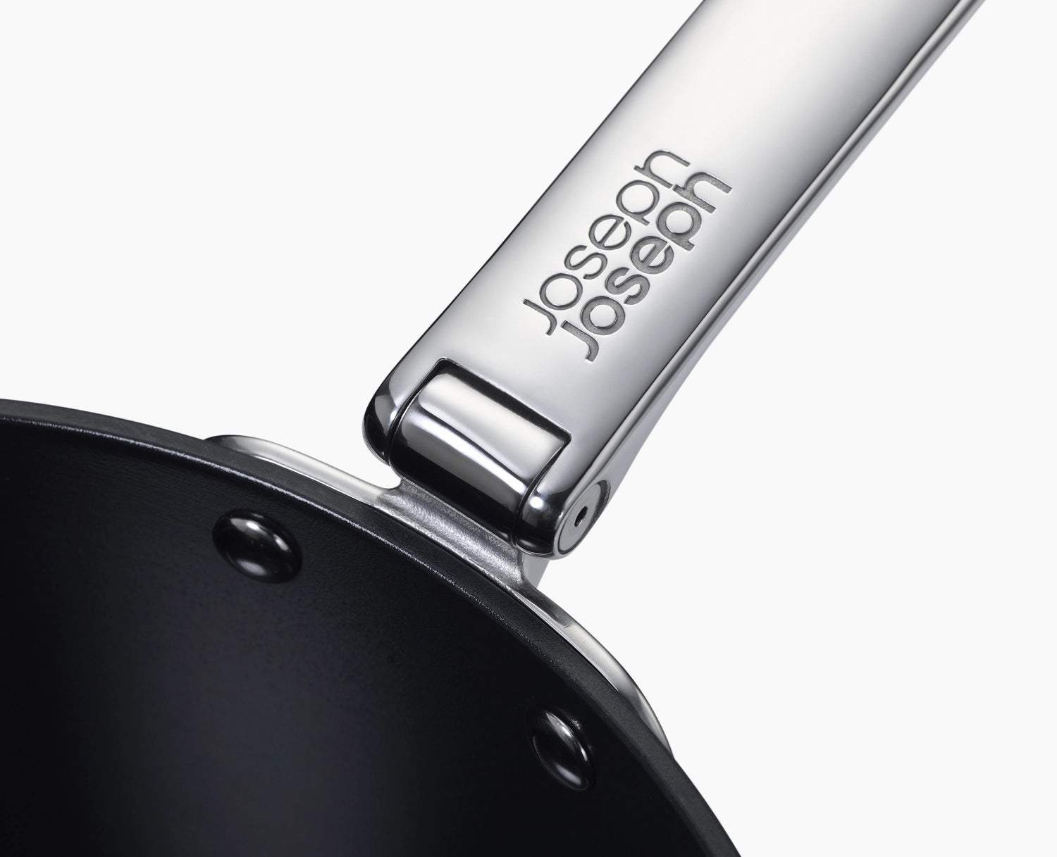 Der Joseph Joseph Space Wok mit 32 cm Durchmesser bietet klappbare Griffe für platzsparende Lagerung und vielseitige Kochmöglichkeiten.