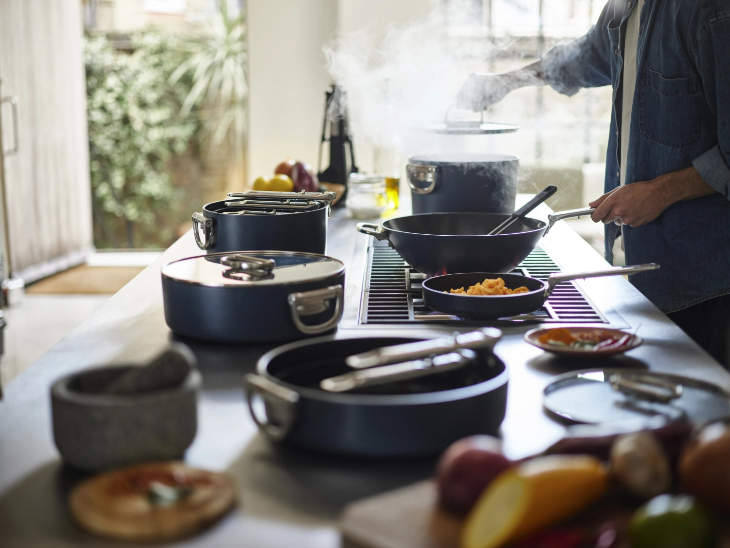 Joseph Joseph Space Wok mit klappbaren Griffen, 32 cm Durchmesser, ideal für platzsparendes Kochen und vielseitige Rezepte.