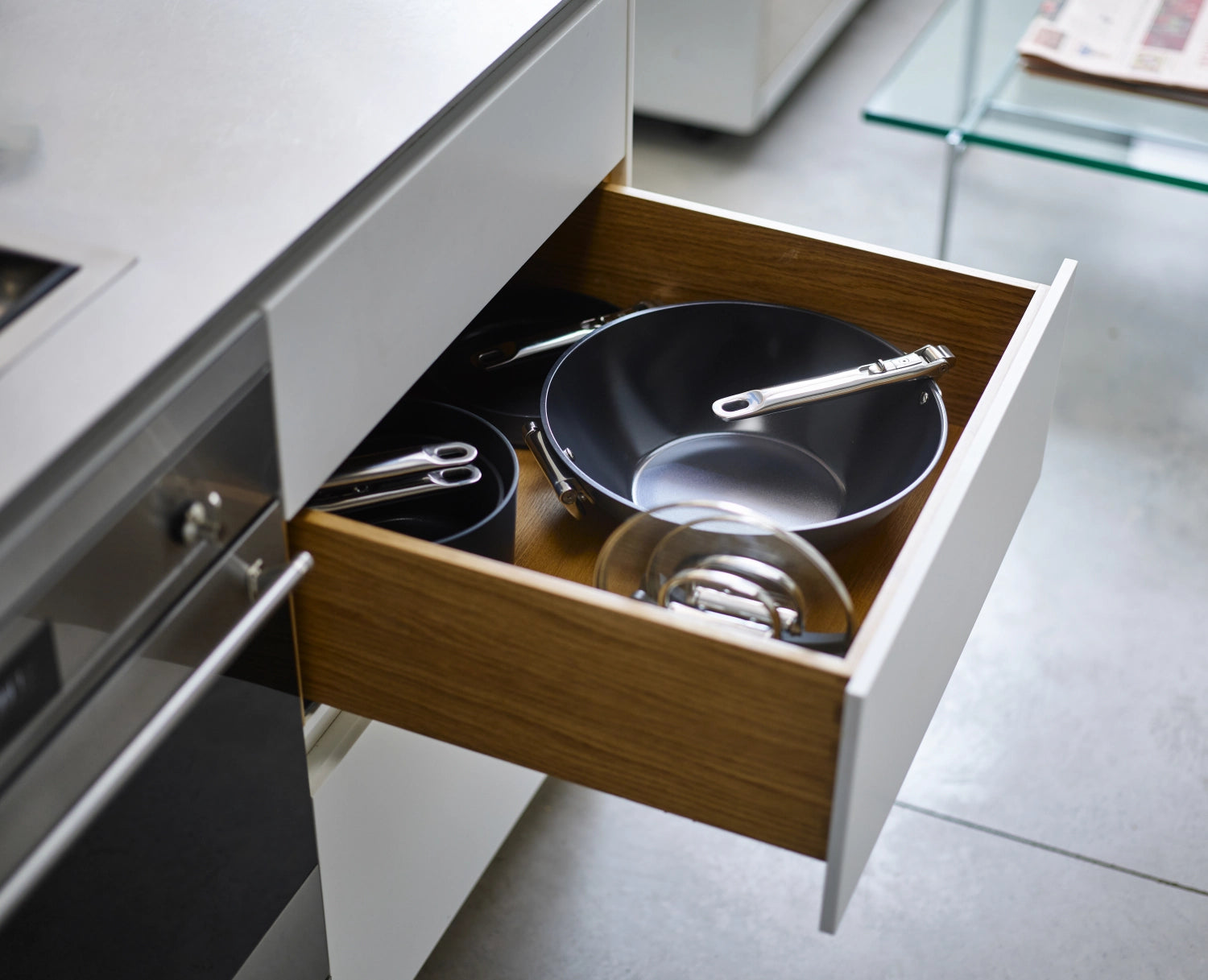 Praktischer Joseph Joseph Space Wok mit klappbaren Griffen, 32 cm, perfekt für effizientes Kochen und einfache Aufbewahrung.